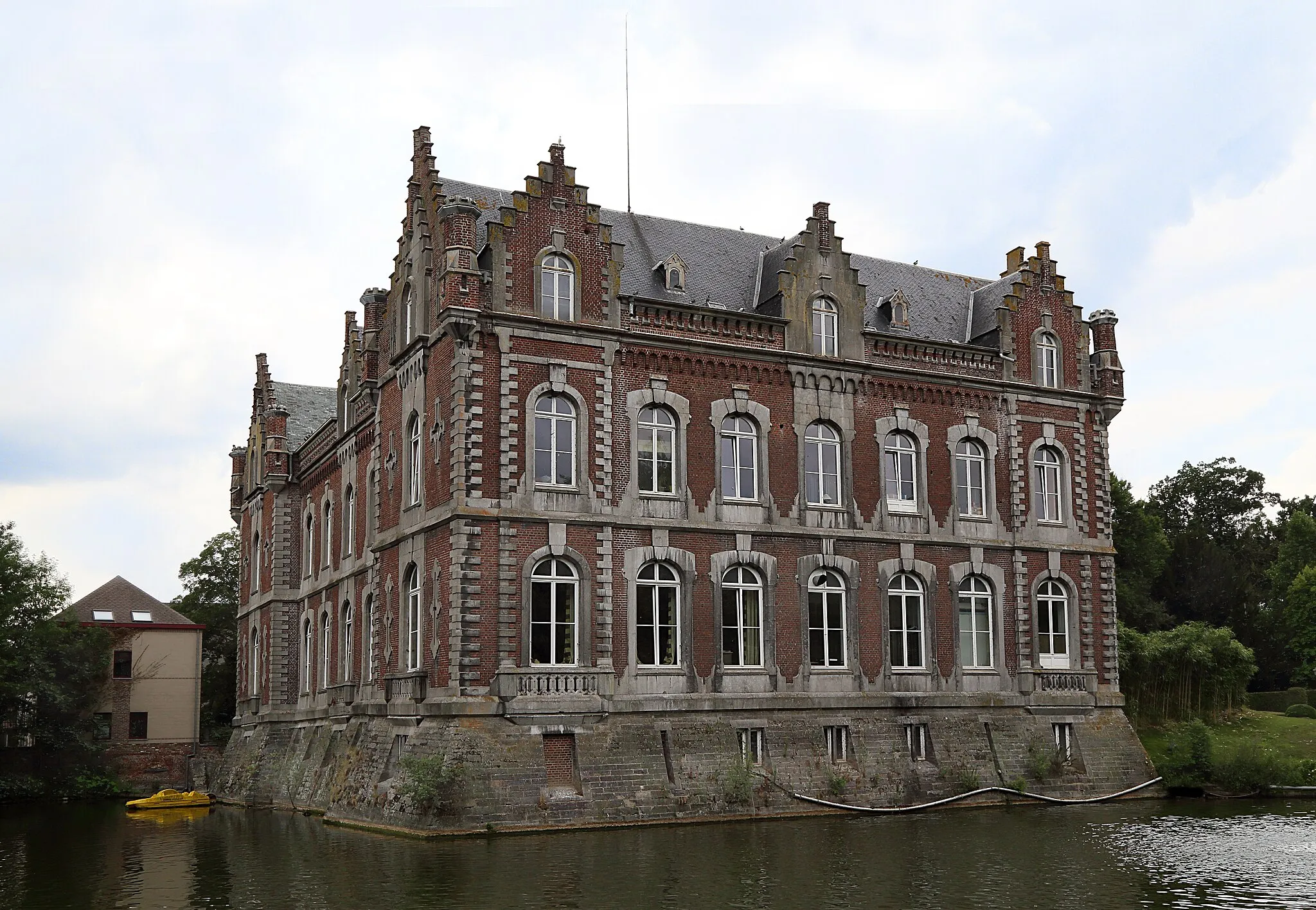 Photo showing: East facade of the Castle of Bourgogne in Estaimbourg, Belgium.