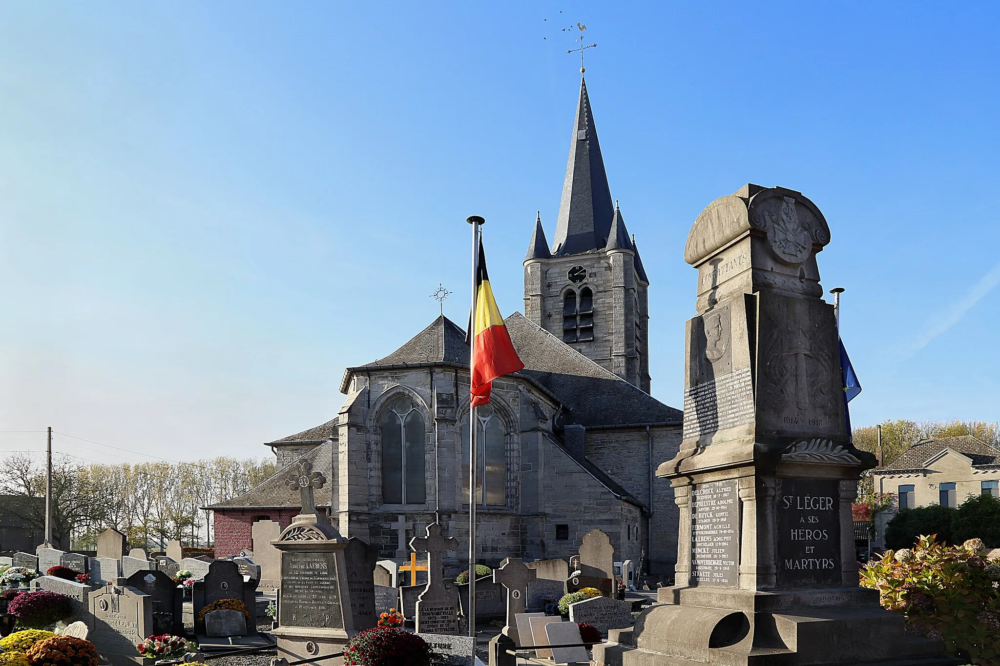 Photo showing: The church, the cemetery and the war memorial of Saint-Léger (Estaimpuis), Belgium.