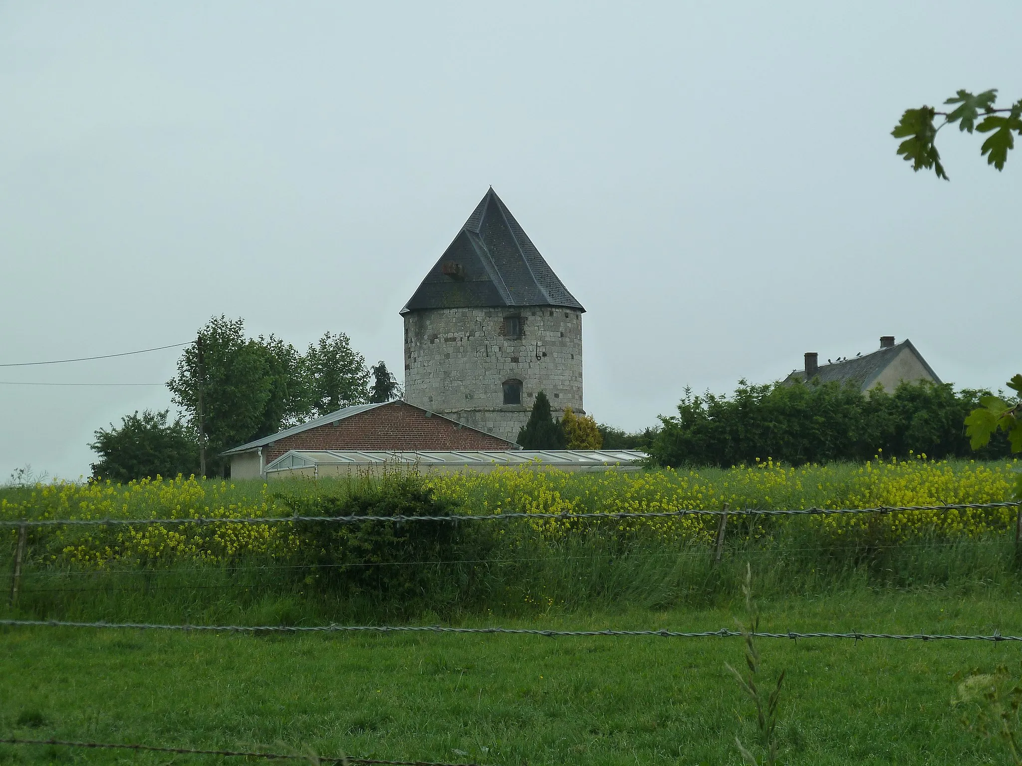 Photo showing: Ancien moulin à vent habité, Louvencourt, Somme, France.
