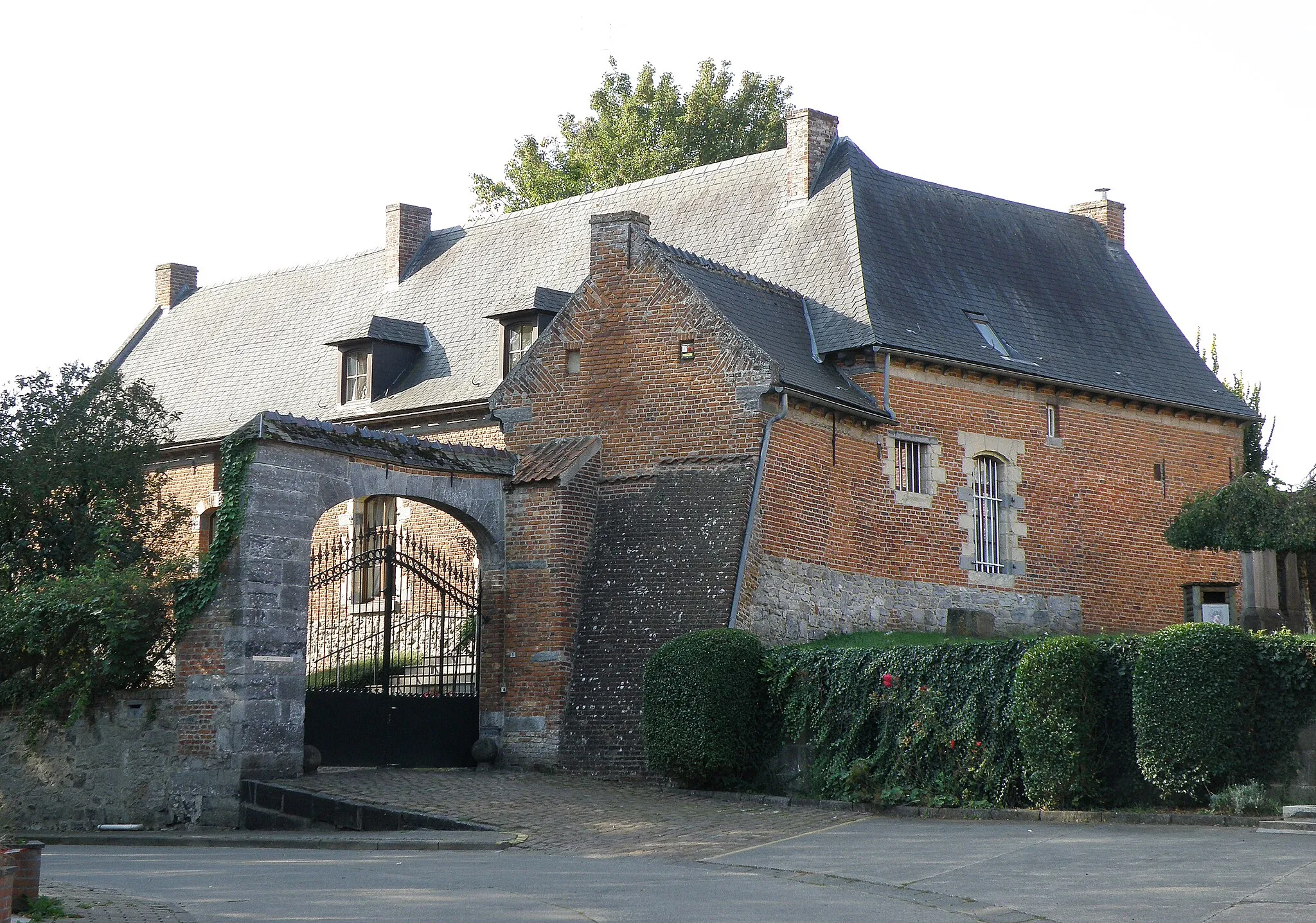 Photo showing: Honnelles (prov. de Hainaut, Belgique). Hôtel de l'ancienne Cure, rue du Château de Roisin, dans le village de Roisin.