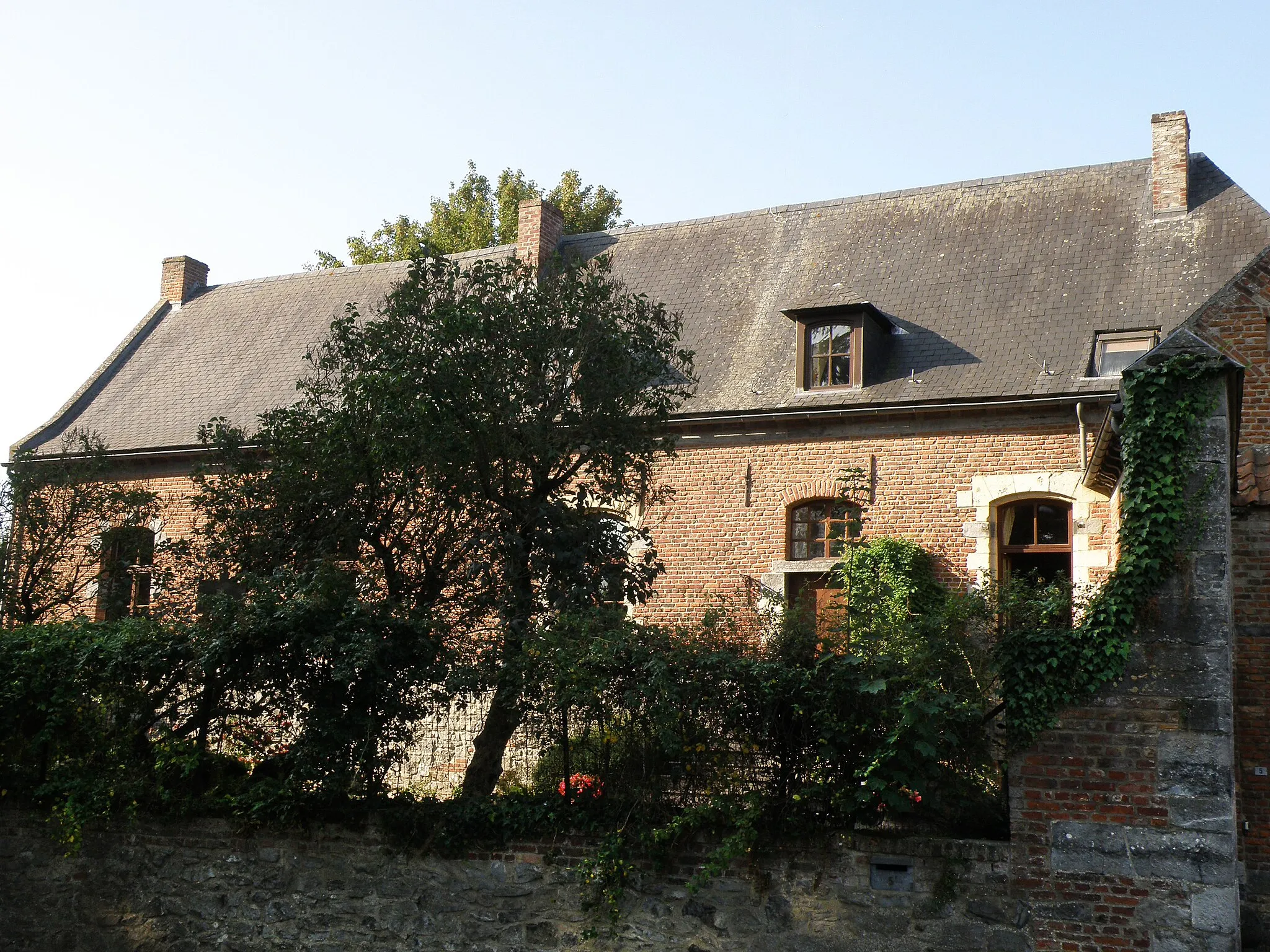Photo showing: Honnelles (prov. de Hainaut, Belgique). Hôtel de l'ancienne Cure, rue du Château de Roisin, dans le village de Roisin.