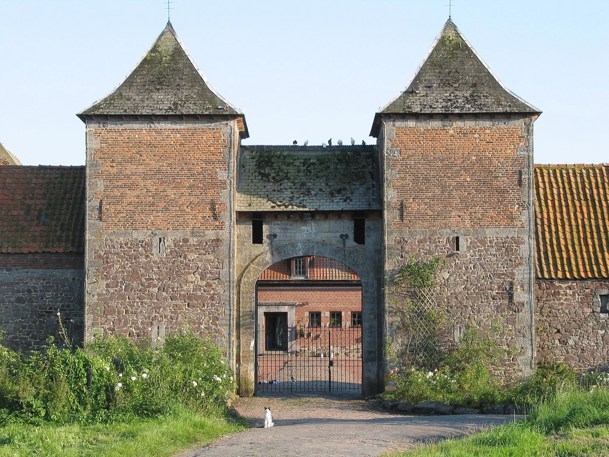Photo showing: Fayt-le-Franc (Belgium), the fortified porch (XVIIIt century) of the Rampemont castle-farm.