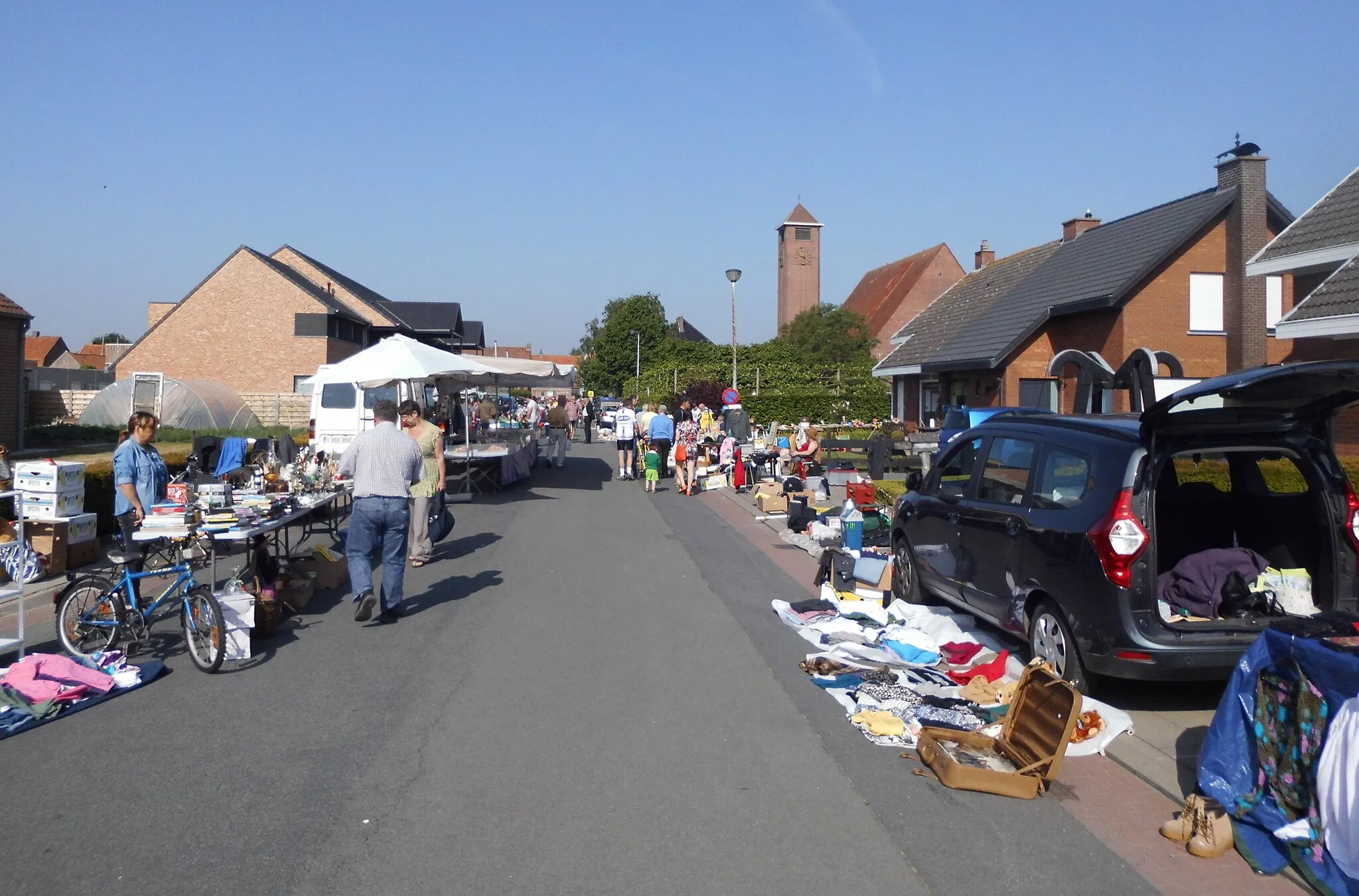 Photo showing: Rommelmarkt in de Kerkstraat - Madonna - Langemark - Langemark-Poelkapelle - West-Vlaanderen - België