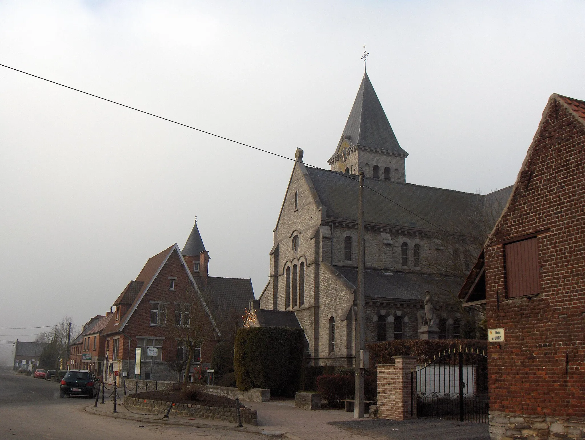 Photo showing: Lesdain, Ortsteil der Gemeinde Brunehaut (Belgien, Prov. Hennegau), Dorfmitte mit St. Eleutheriuskirche (église saint-éleuthère)