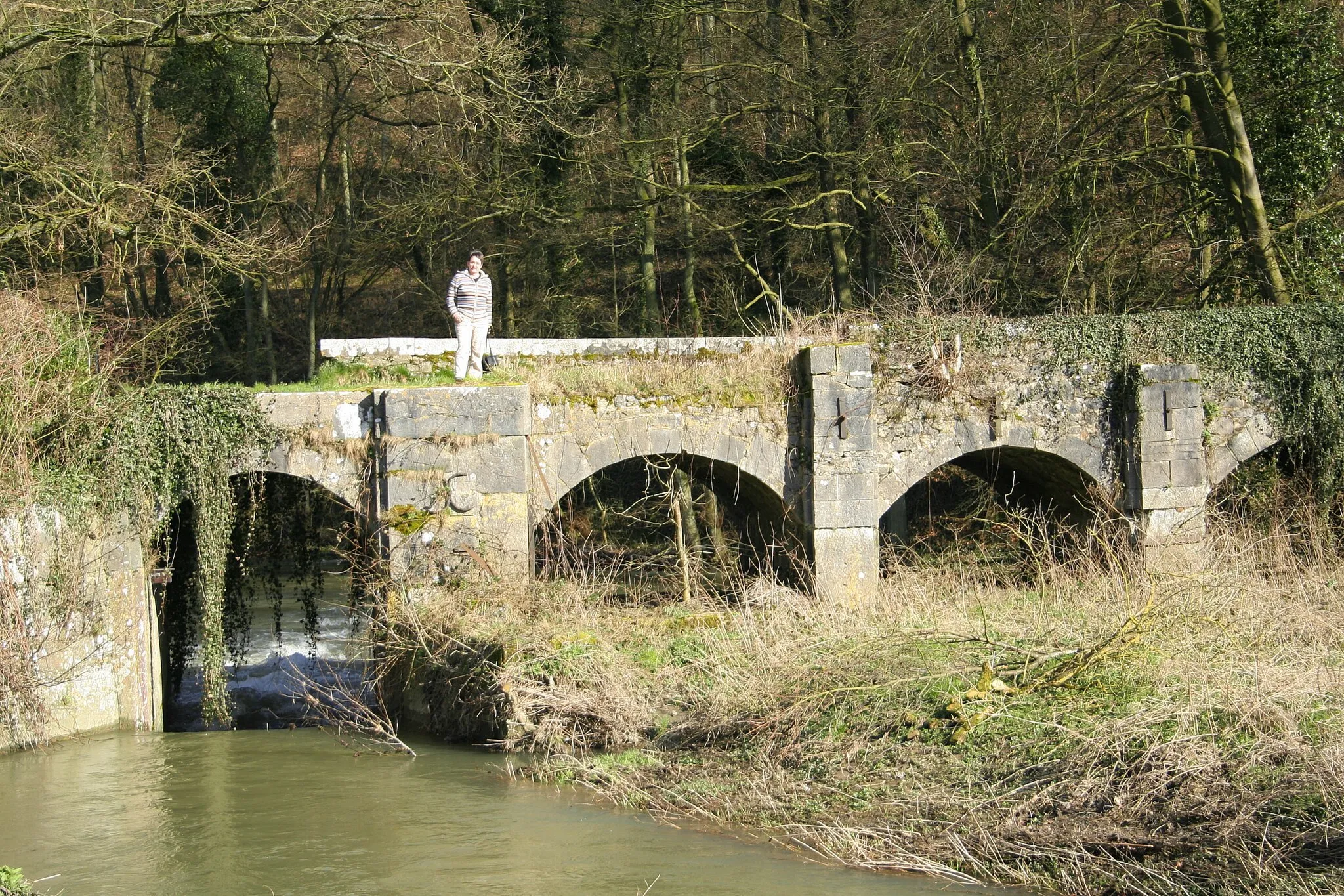 Photo showing: Solre-Saint-Géry, Belgium, the old bridge on the Hantes river.