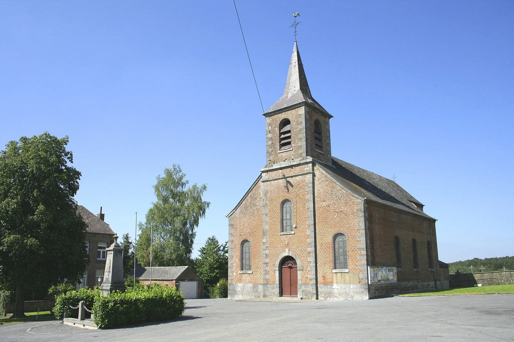 Photo showing: Macquenoise (Belgium), the church place.