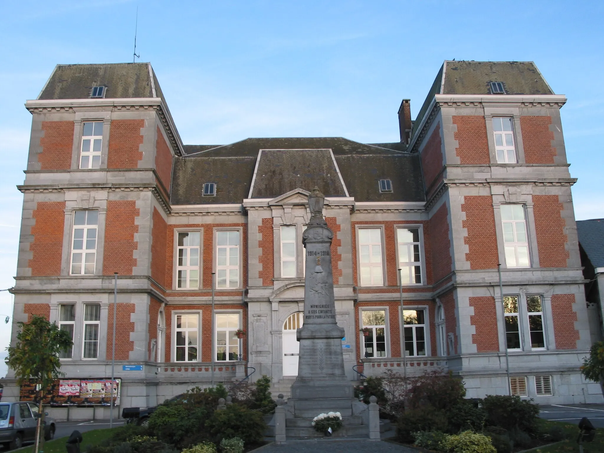 Photo showing: Momignies (Belgium), the town hall and the memorial to victims of the First World War.
