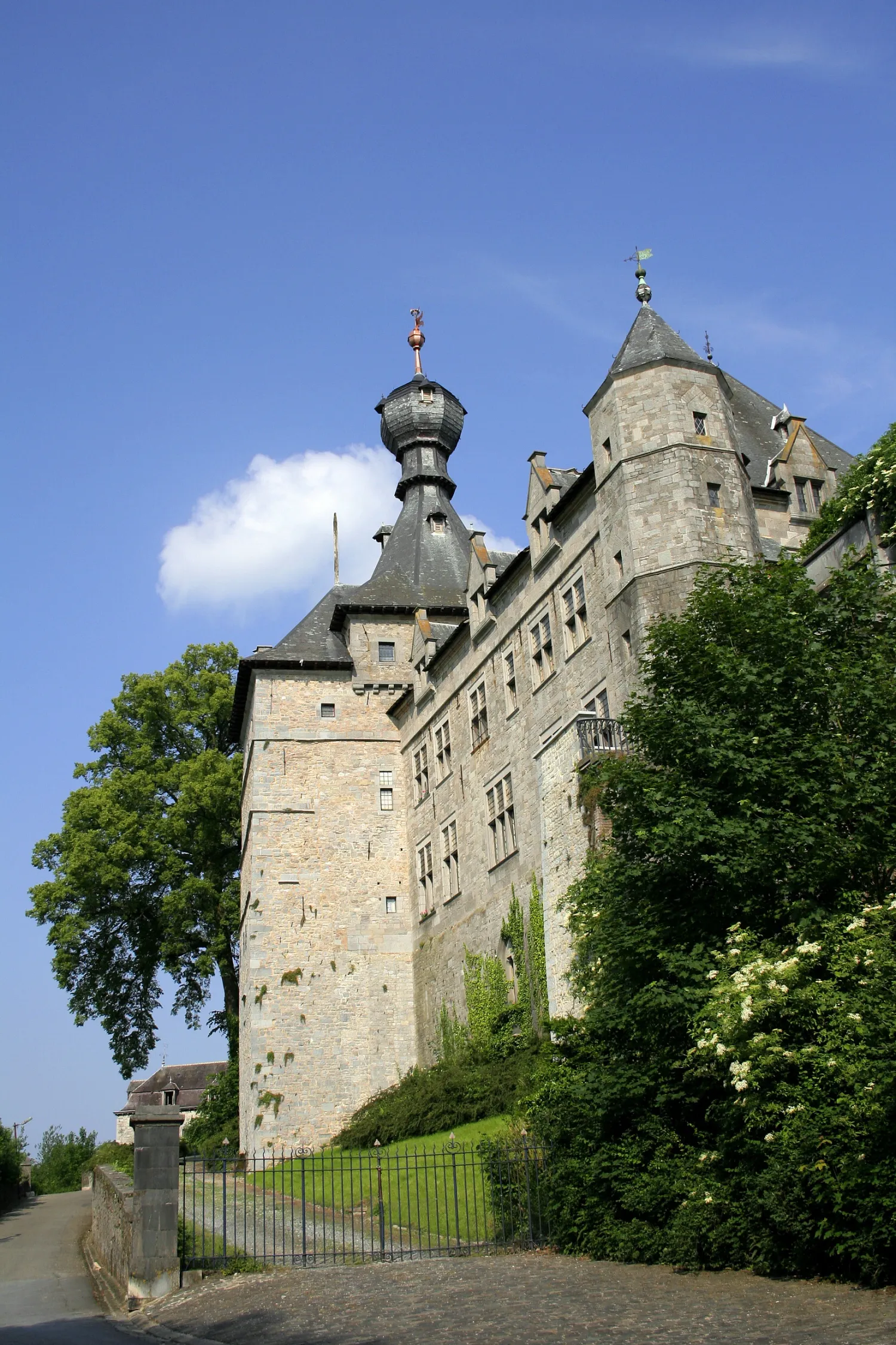 Photo showing: Chimay (Belgium), castle of the princes of Chimay (XIII/XIXth centuries).