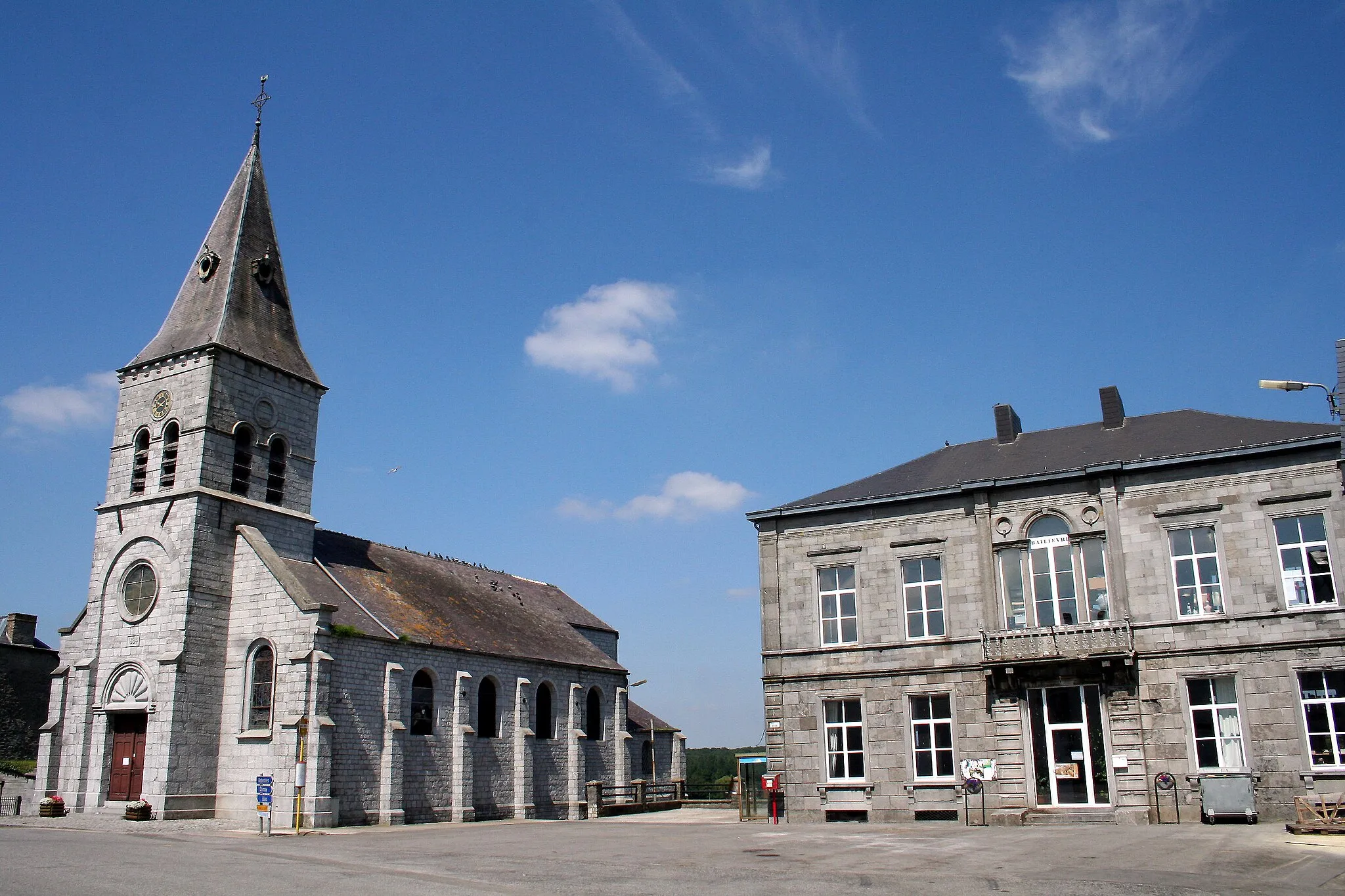 Photo showing: Bailièvre (Belgium), the Saint-Joseph church (1834) and the old town hall.