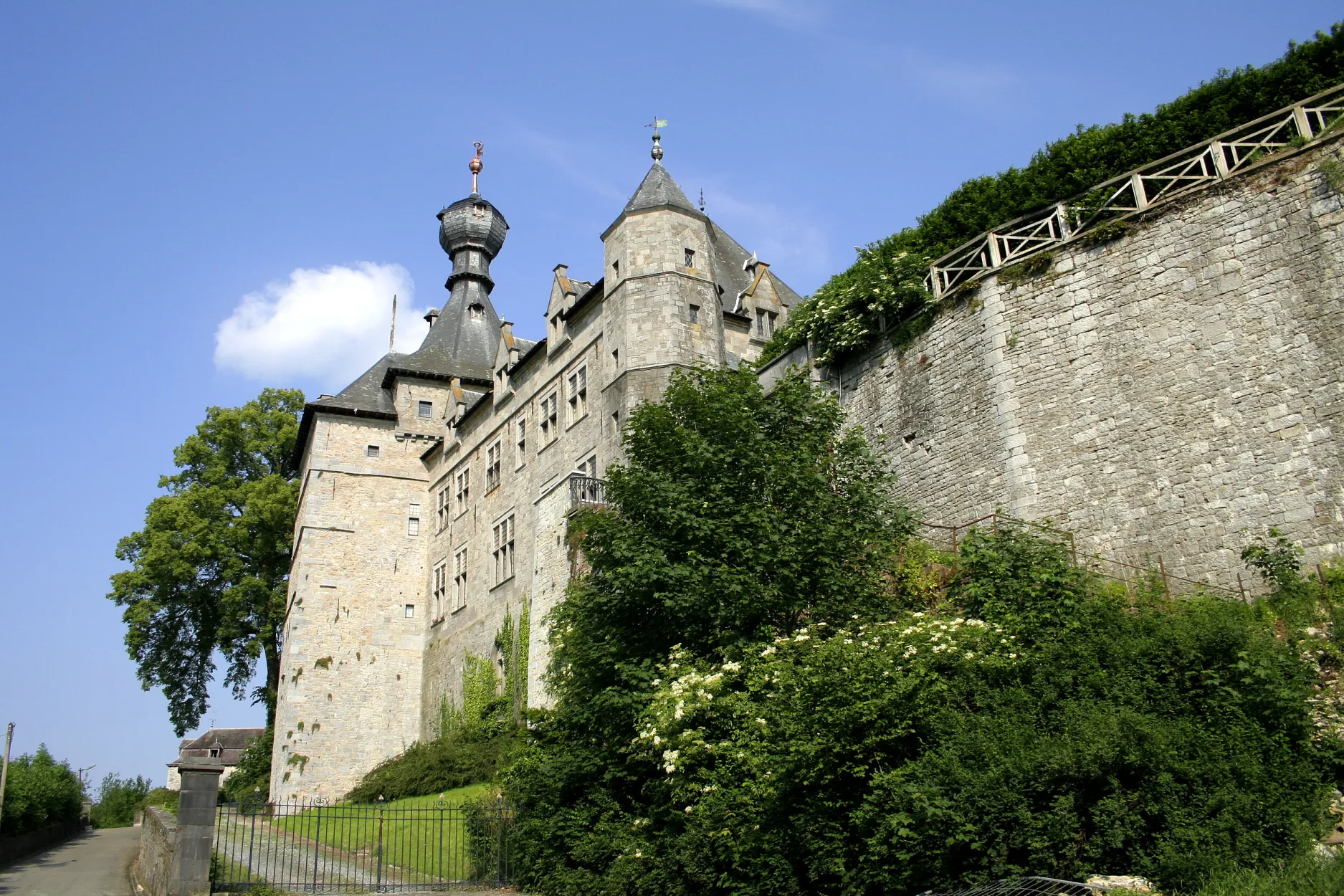 Photo showing: Chimay (Belgium), castle of the princes of Chimay (XIII/XIXth centuries).