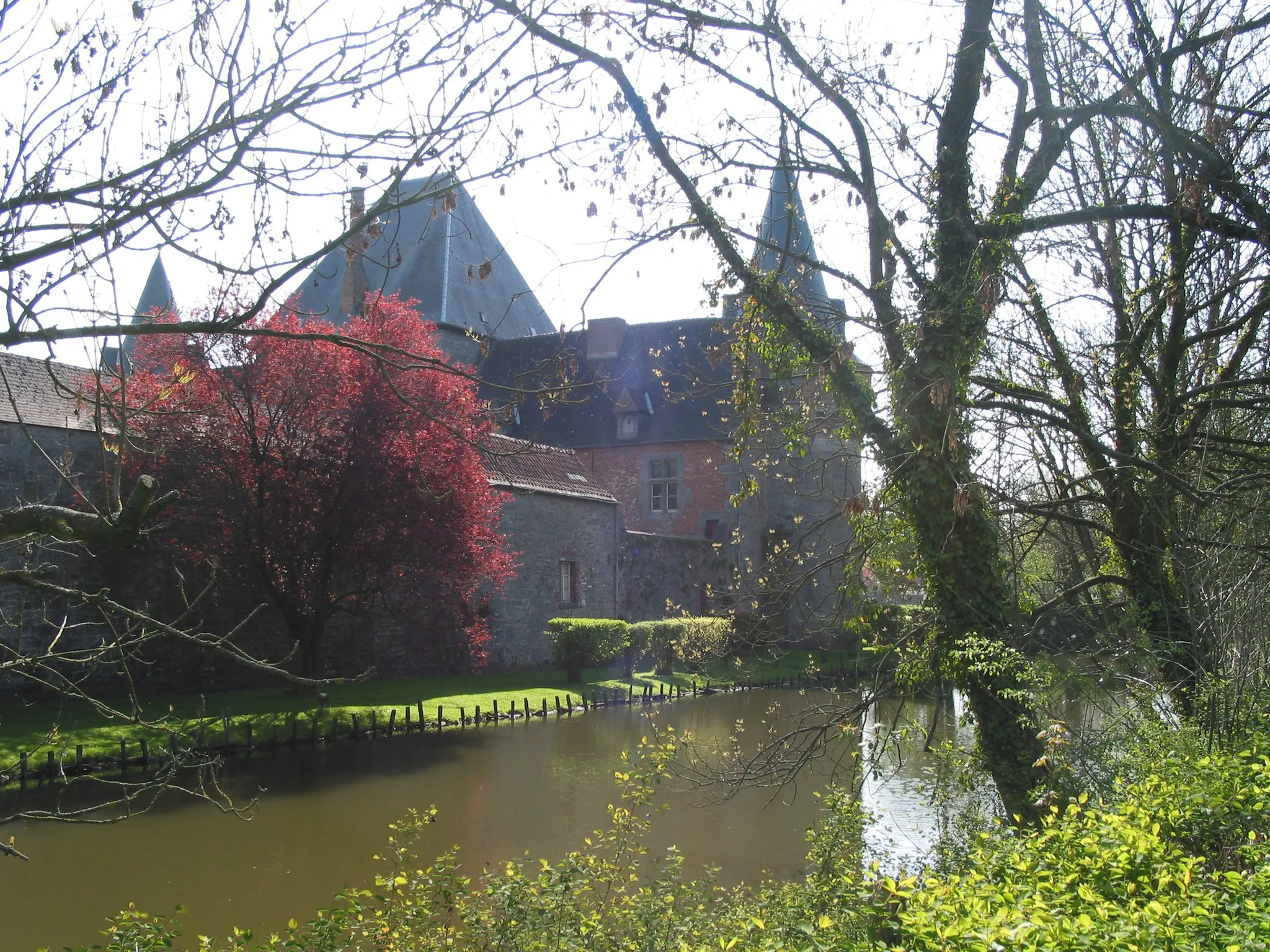 Photo showing: Solre-sur-Sambre (Belgique), le mur d'enceinte occidental, le donjon-porche et les tours méridionales du château (XIV/XVIe siècles).