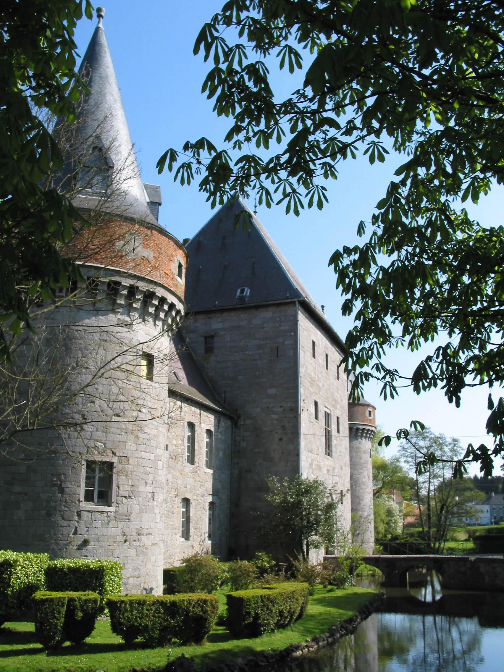 Photo showing: Solre-sur-Sambre (Belgium), the keep and the two southern towers of the castle (XIV/XVIth centuries).