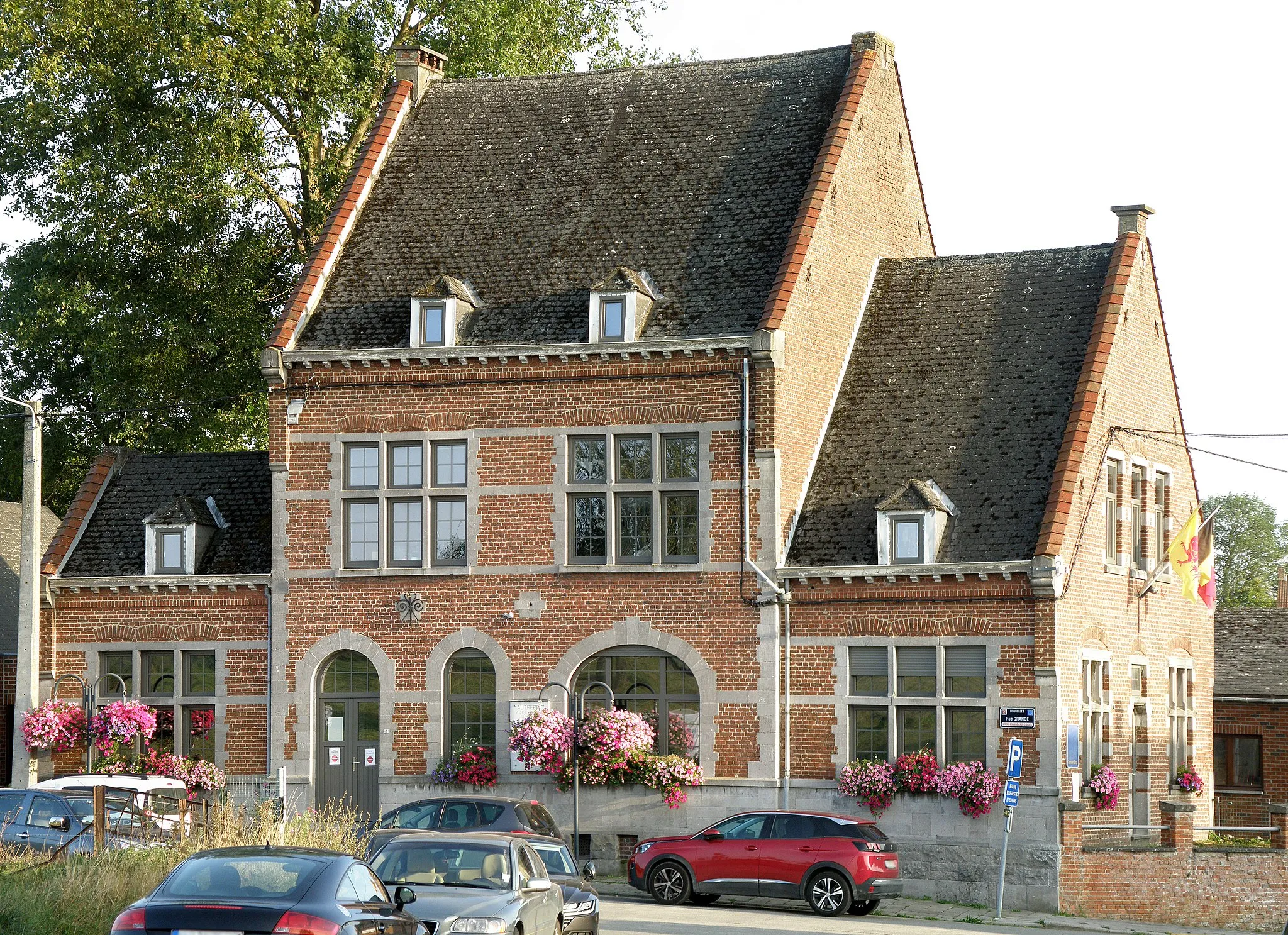 Photo showing: Honnelles (prov. de Hainaut, Belgique). Maison communale, autrefois de la commune d'Autreppe, aujourd'hui (depuis la fusion de communes) de la commune de Honnelles.