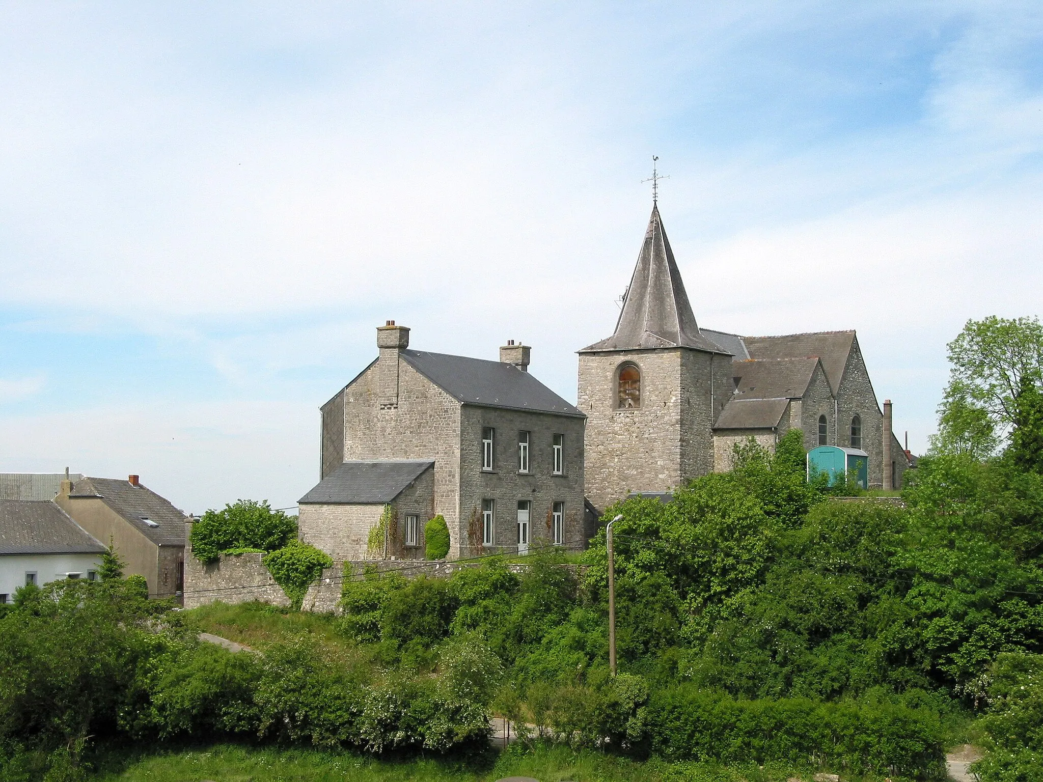 Photo showing: Chastrès (Belgium), the neighbourhood of the  church.