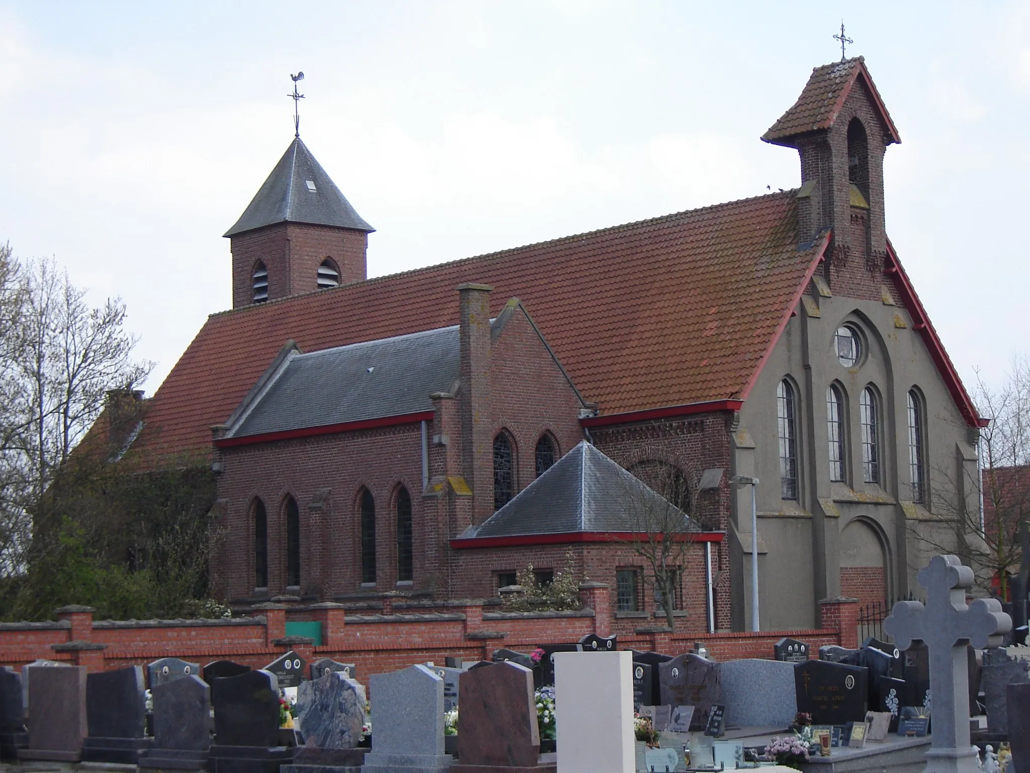 Photo showing: Church of the Sacred Heart in Kruiseke, side and back side at the church yard. Kruiseke, in Wervik, West Flanders, Belgium