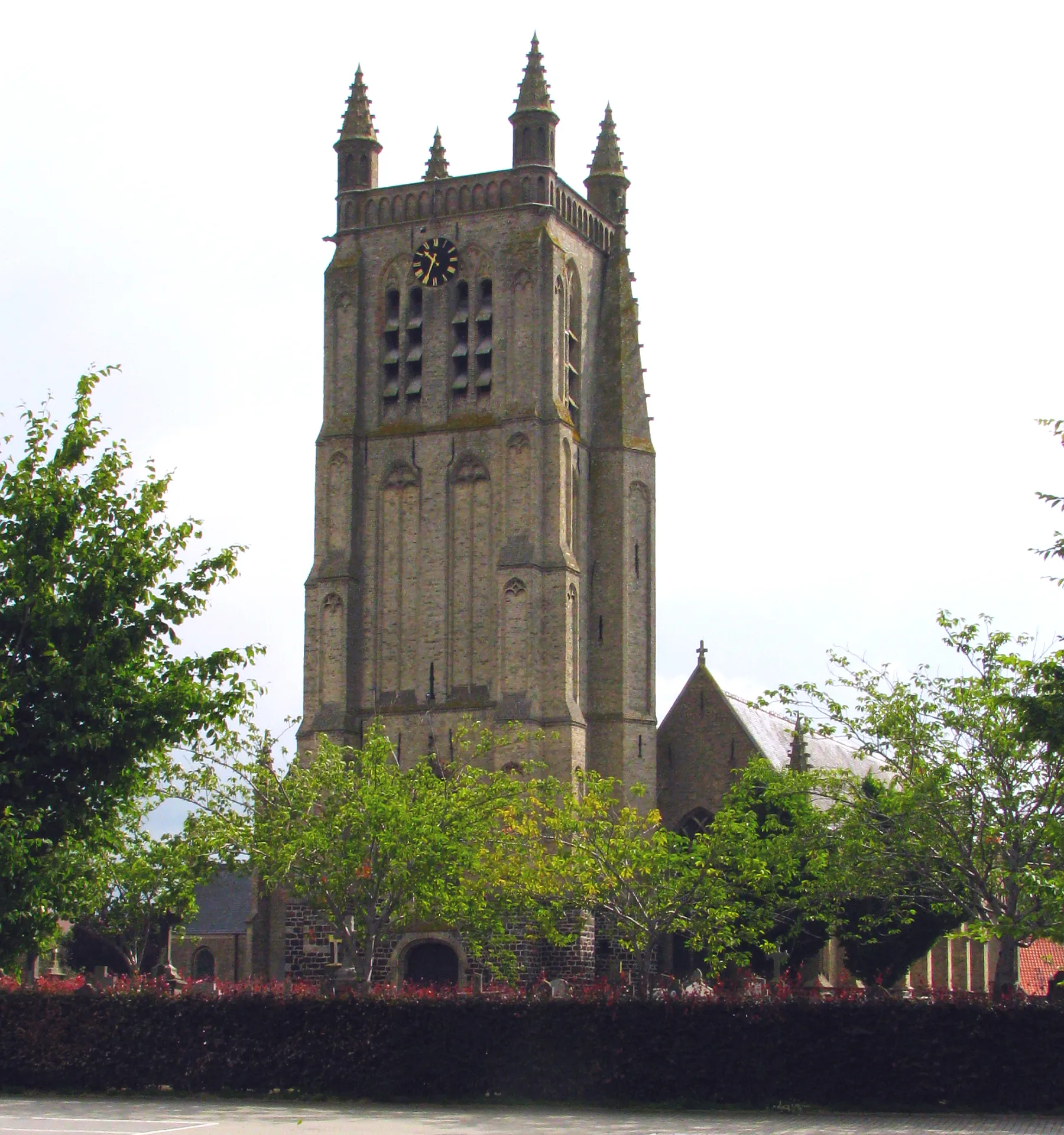 Photo showing: Gotische St.-Rictrudis-Kirche, Wiedererrichtung 1923, ehemals im 15. Jahrhundert erbaut. Der mächtige Turm sei stets ohne Turmspitze gewesen. Woesten Ortsteil der Gemeinde Vleteren, Westflandern Belgien - Foto Wolfgang Pehlemann IMG_1384