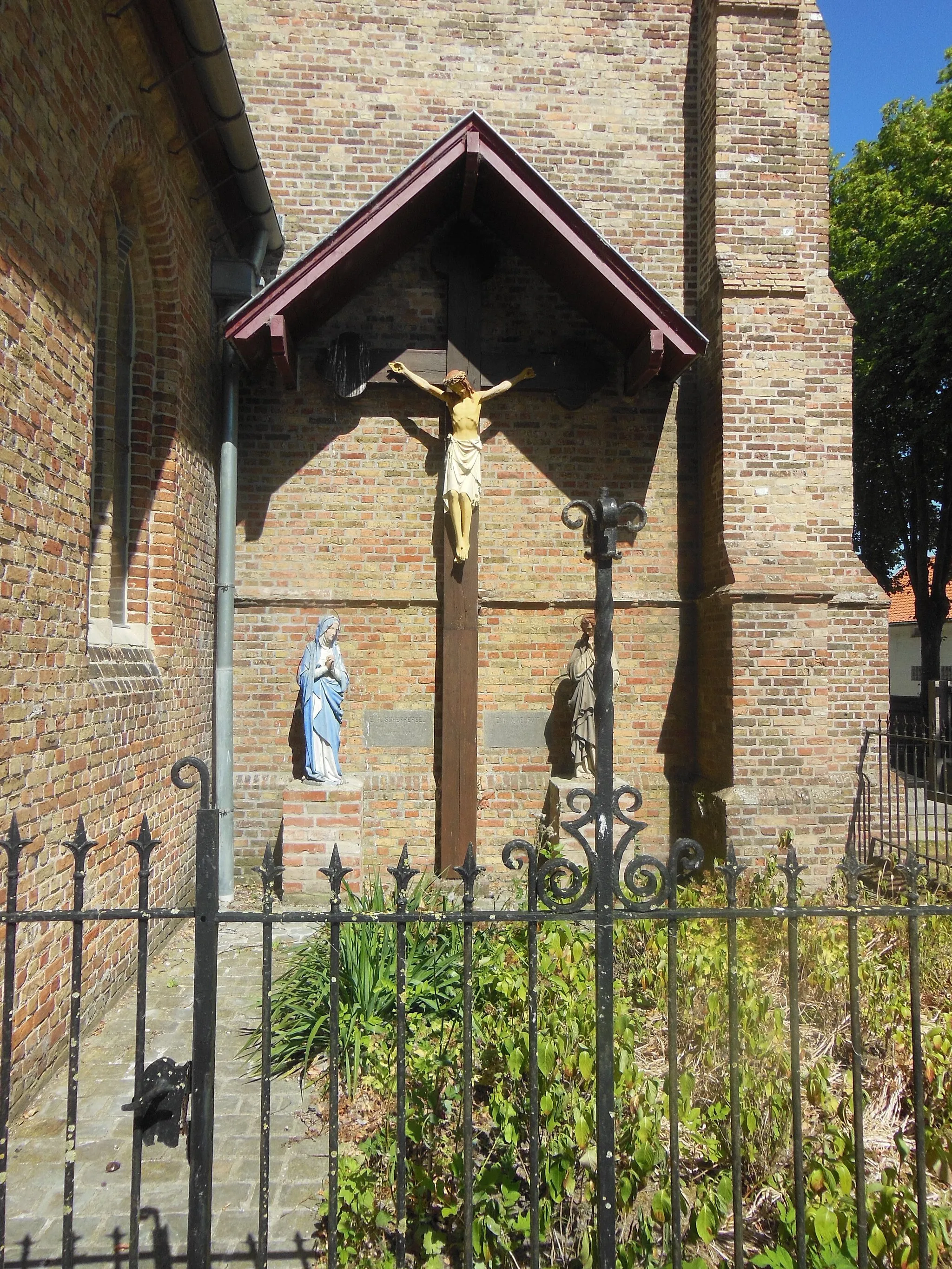 Photo showing: Kruisbeeld tegen de kerkmuur