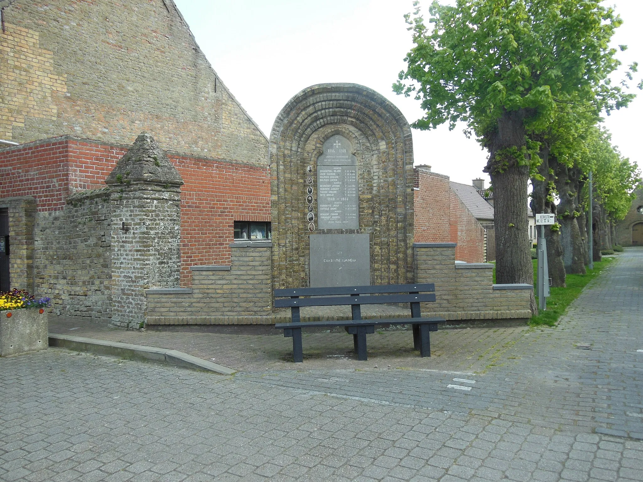 Photo showing: Oorlogsmonument van Avekapelle ter ere van slachtoffers van de Eerste en Tweede wereldoorlog