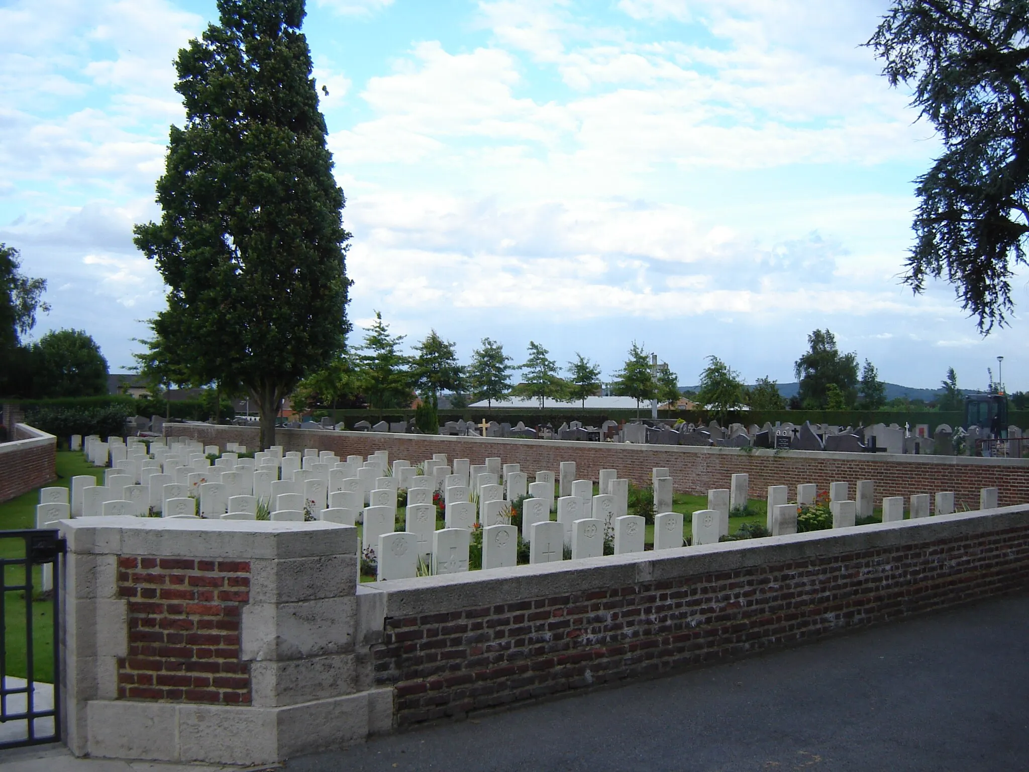 Photo showing: Heestert Military Cemetery (First World War). 127 Commonwealth burials, of which 26 unidentified. Also 57 German graves, of which 39 unidentified. Heestert, Zwevegem, West Flanders, Belgium.