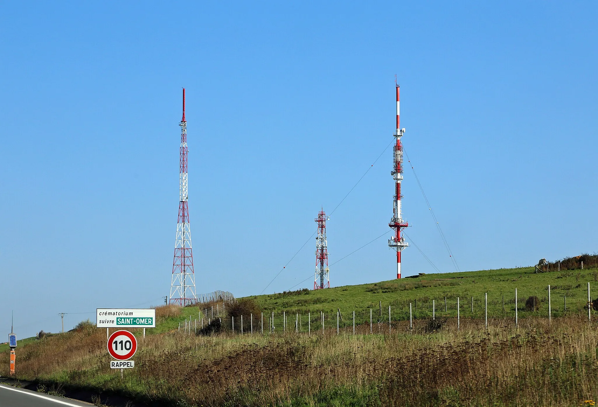 Photo showing: Saint-Martin-Boulogne (Pas-de-Calais department, France): radio and television masts of the transmitter of Mont Lambert (Émetteur du Mont Lambert), owned by Télédiffusion de France (TDF)