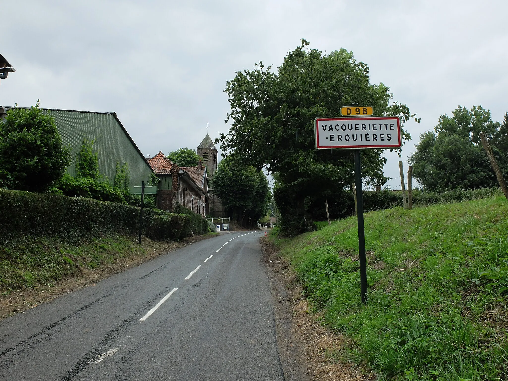 Photo showing: Vue de Vacqueriette-Erquières depuis l'entrée d'hier. L'église Saint-Firmin est visible.