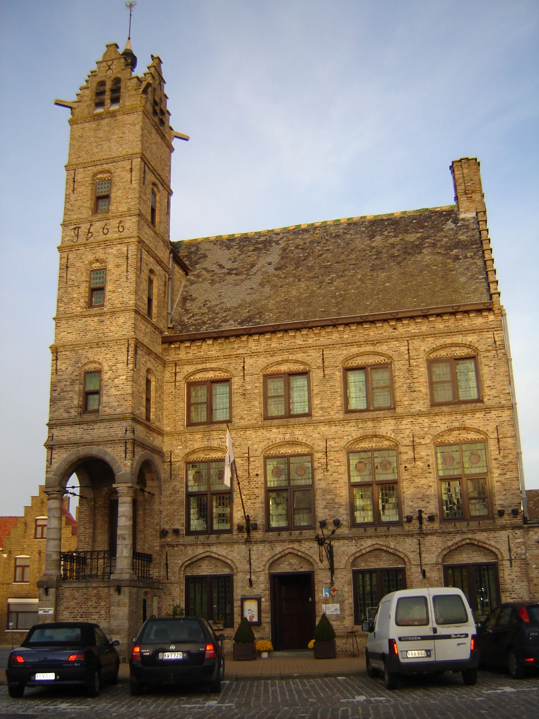 Photo showing: Oud stadhuis en belfort in Lo, Lo-Reninge, West-Vlaanderen. Old town hall and belfry in Lo, Lo-Reninge, West-Flanders, Belgium