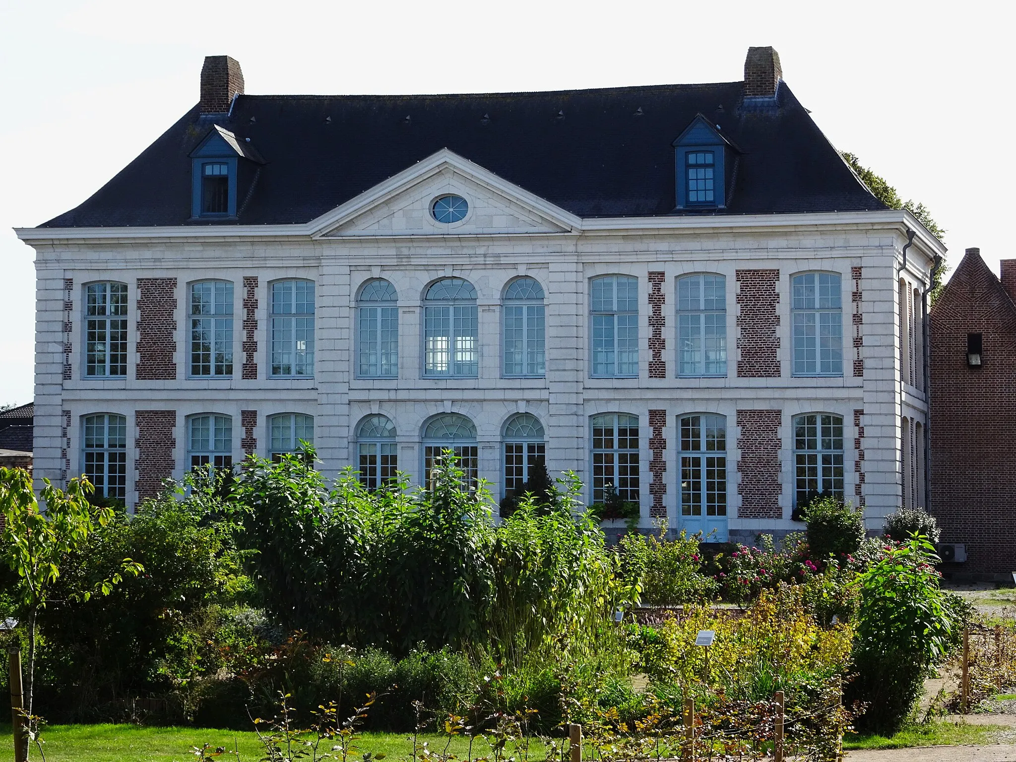 Photo showing: This building is indexed in the base Mérimée, a database of architectural heritage maintained by the French Ministry of Culture, under the reference PA00107881 .