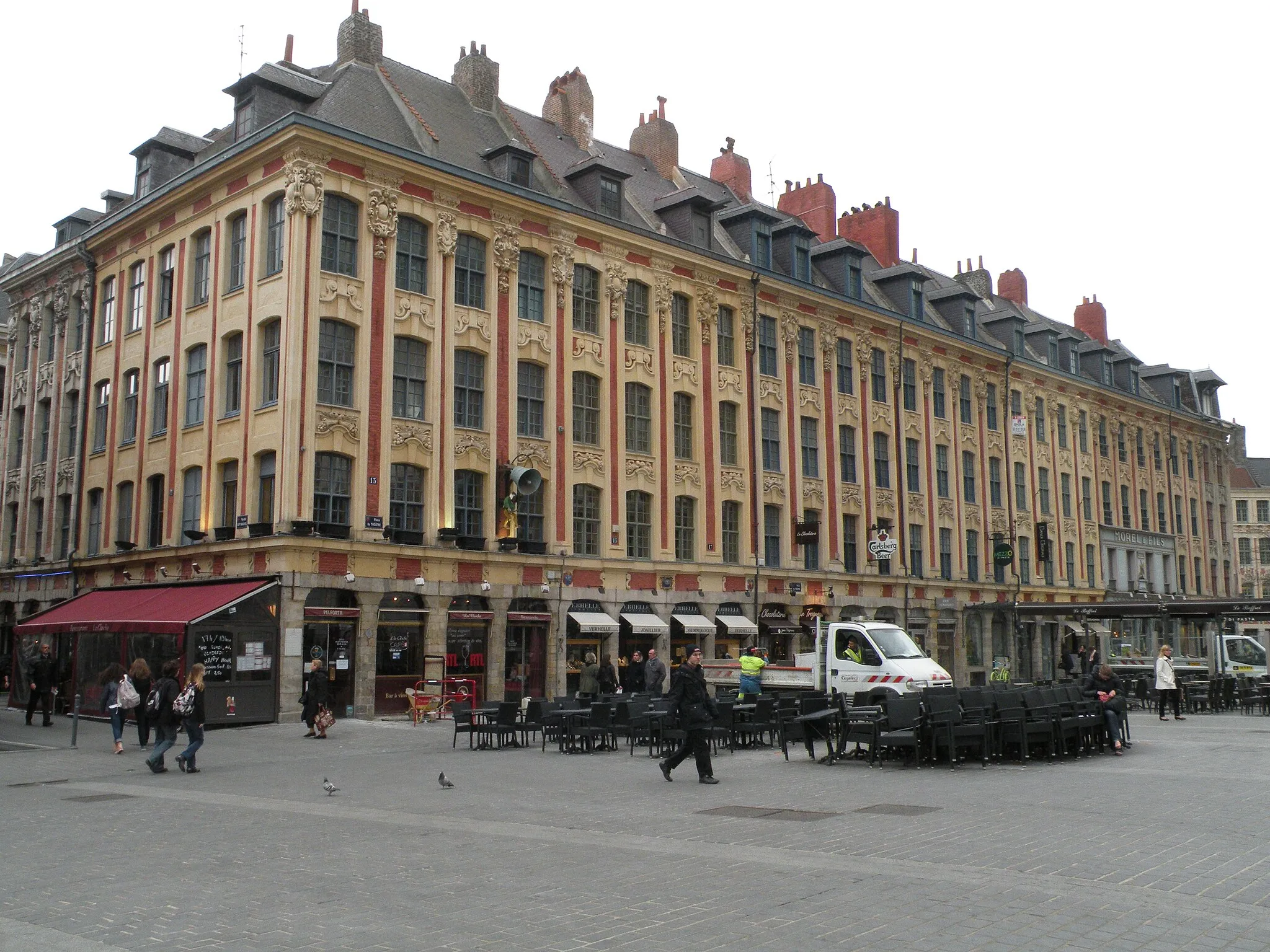 Photo showing: Immeubles numérotés du 13 au 35 place du Théâtre à Lille, et retour sur la rue des Sept-Agaches, faisant partie de l'îlot Beauregard.