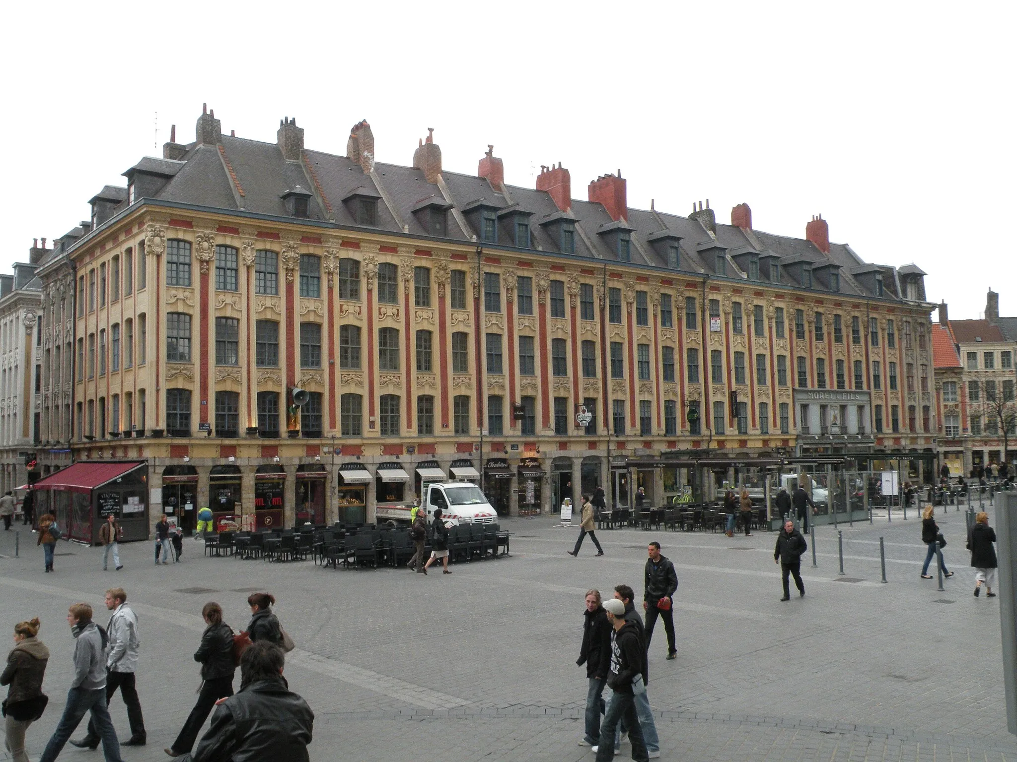 Photo showing: Immeubles numérotés du 13 au 35 place du Théâtre à Lille, et retour sur la rue des Sept-Agaches, faisant partie de l'îlot Beauregard.