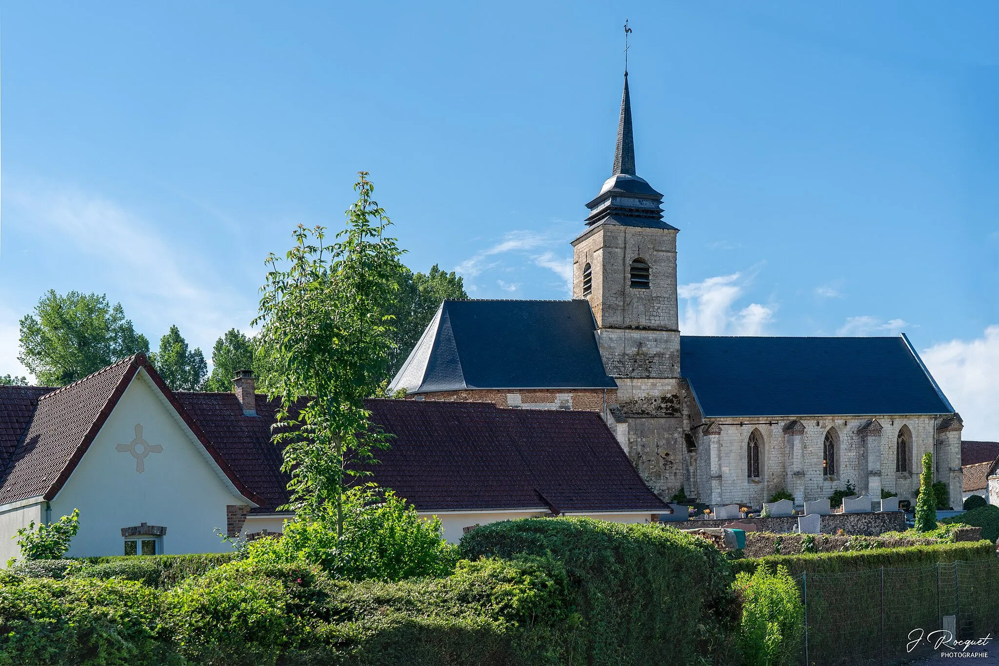 Photo showing: La face nord de l'église Saint-Pierre de Aix-en-Issart