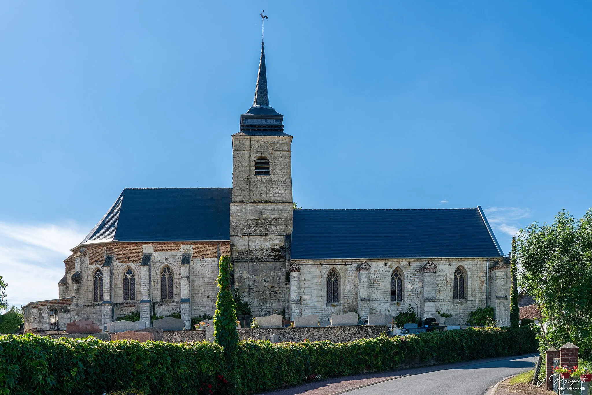 Photo showing: La face nord de l'église Saint-Pierre de Aix-en-Issart vue de la rue du milieu