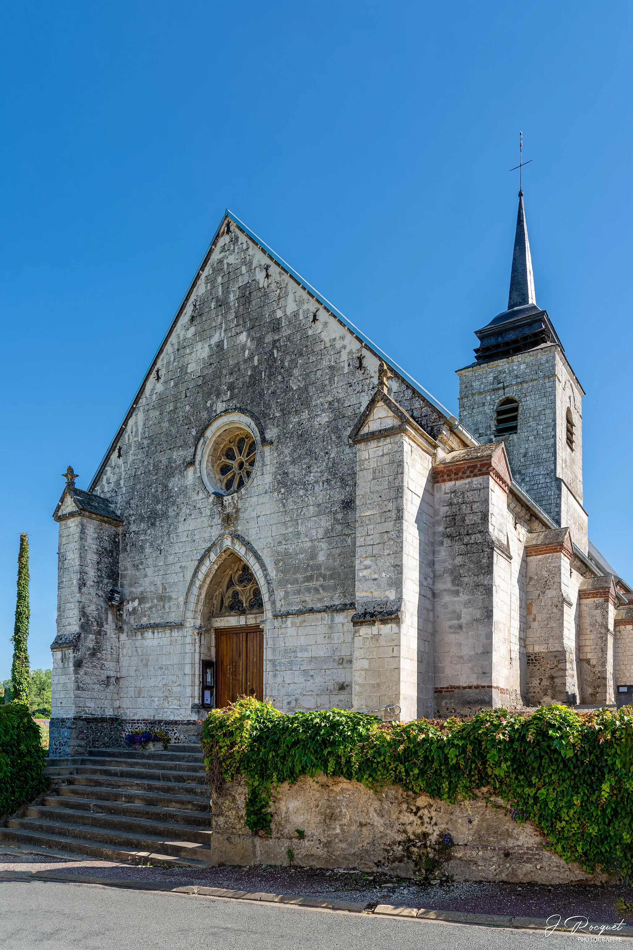 Photo showing: L'entrée ouest de l'église Saint-Pierre d'Aix-en-Issart