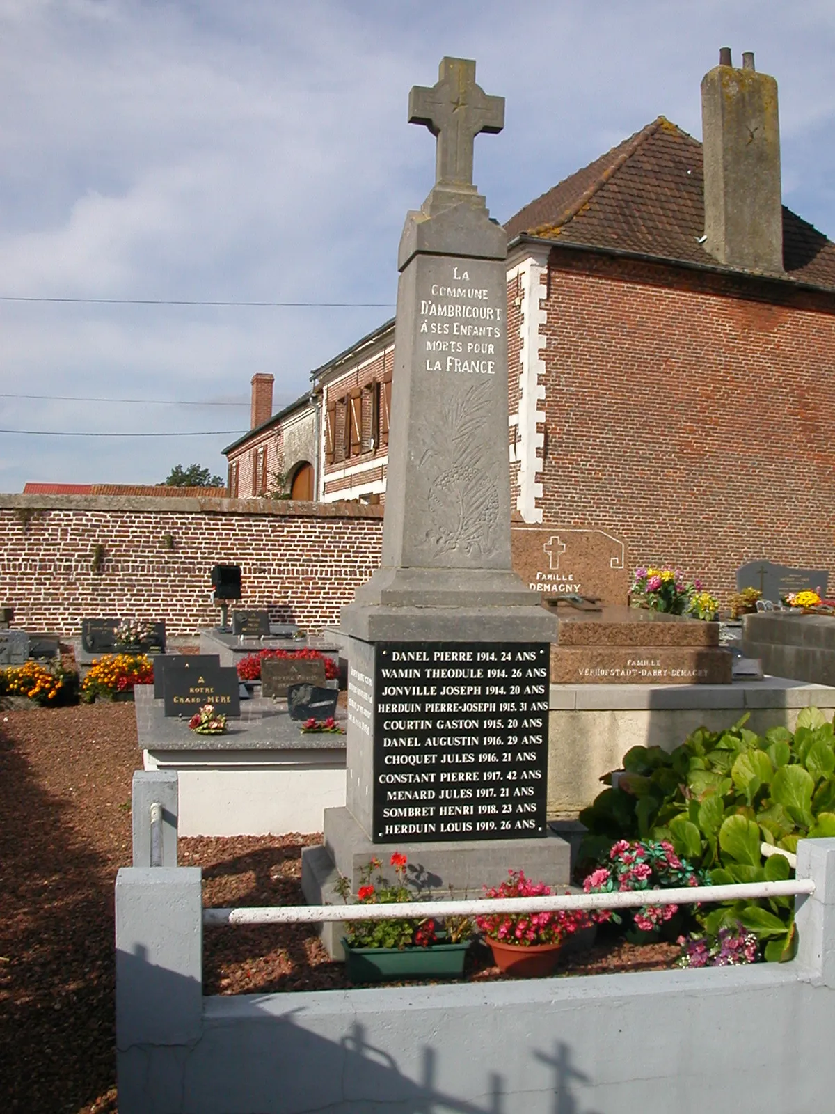 Photo showing: Monument aux morts d'Ambricourt