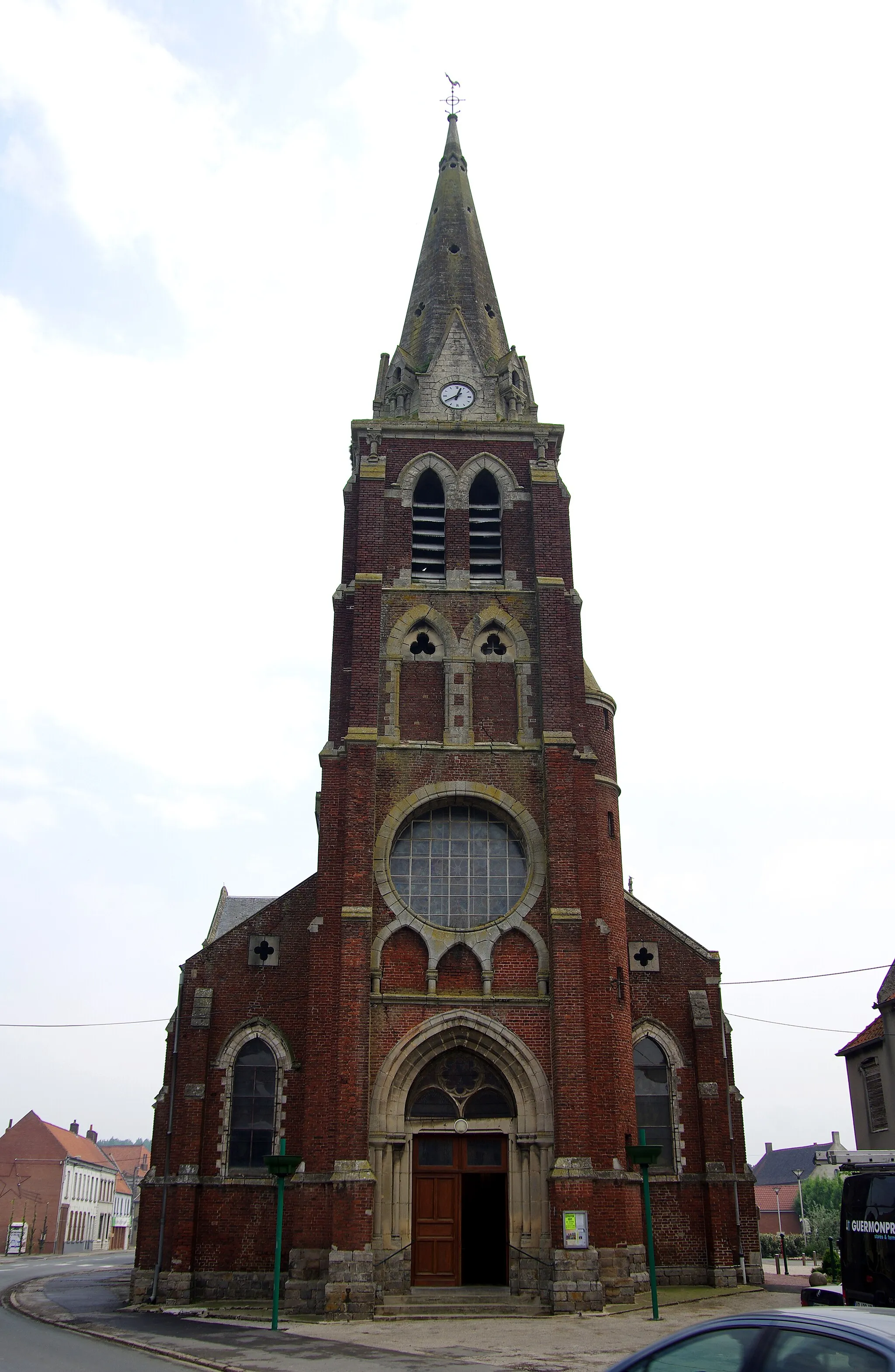 Photo showing: Busnes (Pas-de-Calais, France) -
L'église Saint-Paul.
Elle se caractérise en particulier par 4 immenses "rosaces" (en façade, au-dessus du portail, au chevet, et à chacune des extrémités du transept).
L'édifice mériterait quelques travaux de restauration (ou de "simple" 'entretien). On remarque en effet de nombreuses fissures sur la façade et sur la tour du clocher.
.