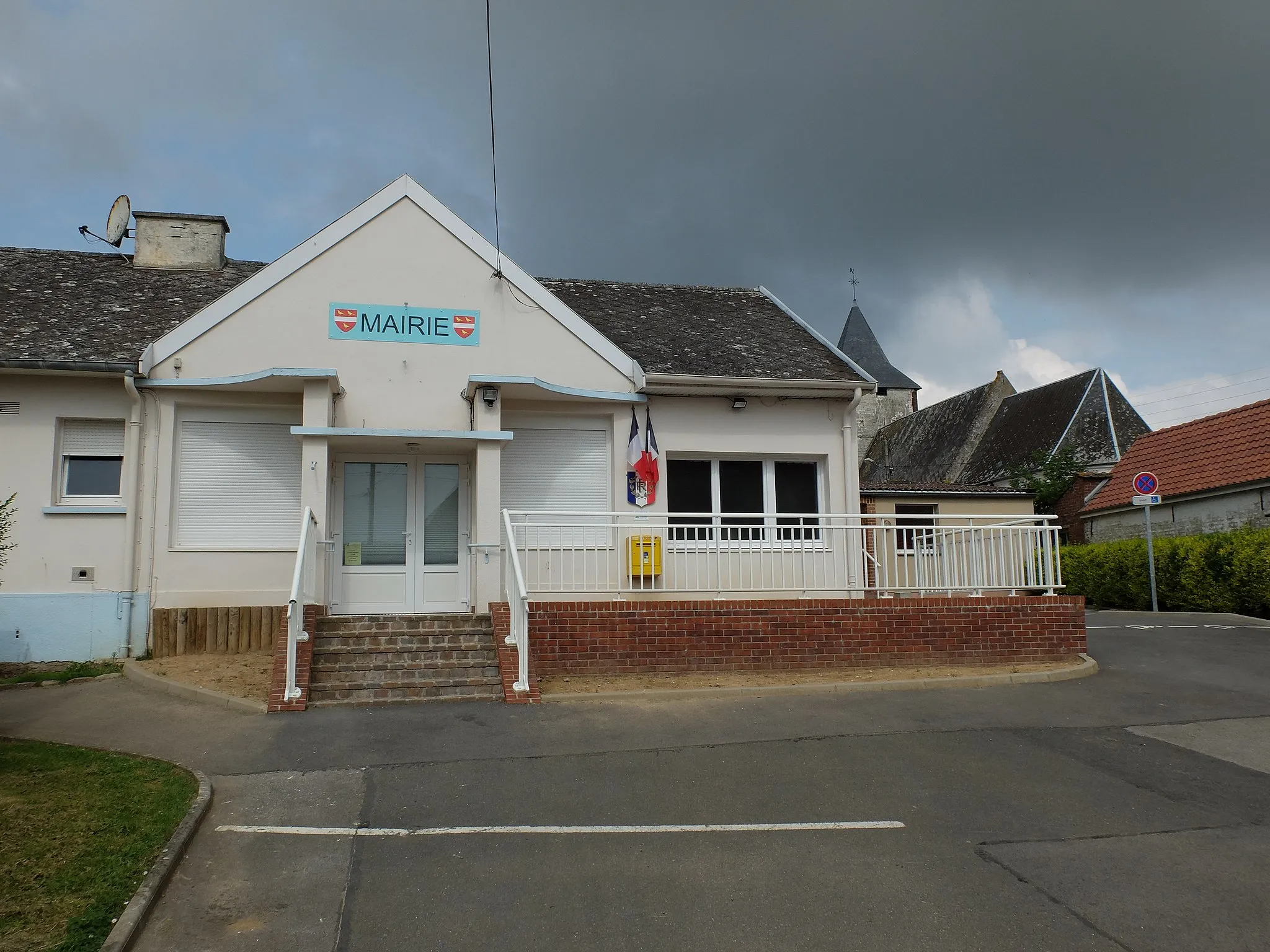 Photo showing: Vue de la mairie et de l'église Saint-Pierre de Bailleul-aux-Cornailles.