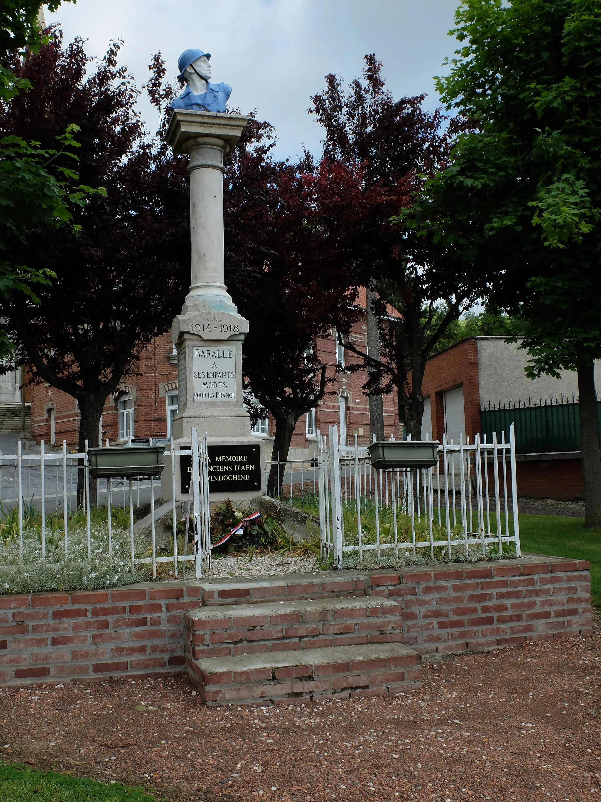 Photo showing: Vue du monument aux morts de Baralle.