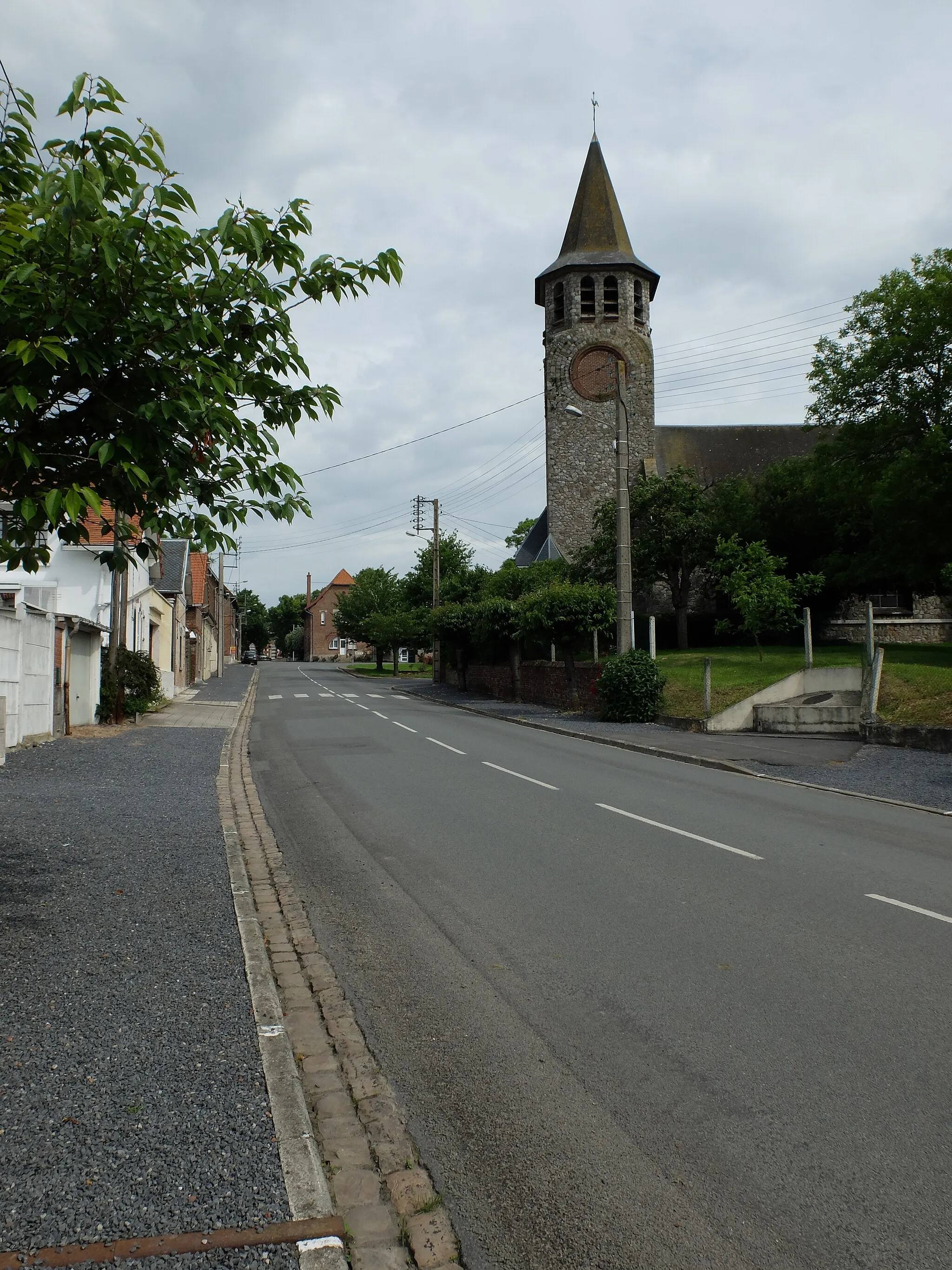 Photo showing: Vue de la rue de l'église de Boiry-Notre-Dame.