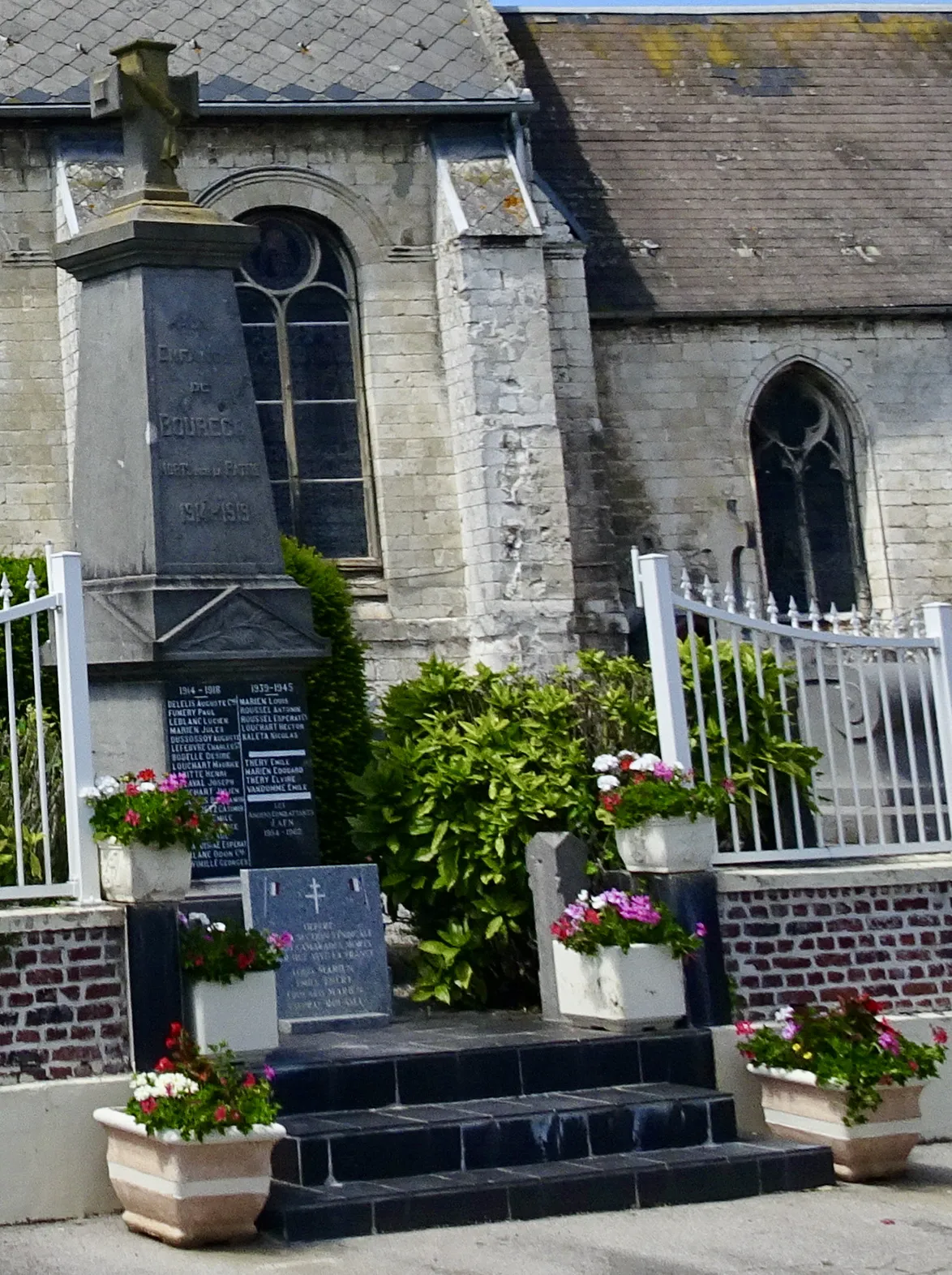 Photo showing: Bourecq - Le monument aux morts.