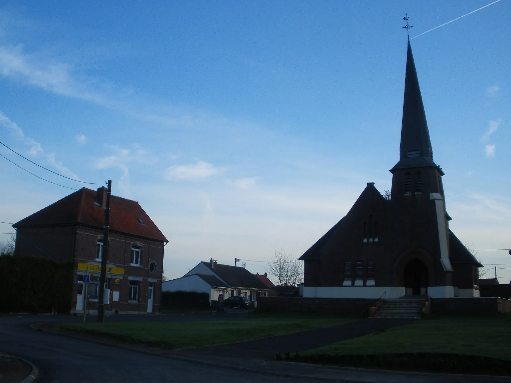 Photo showing: Vue du centre de la commune de Boyelles : la Poste et l'église Saint-Léger.
