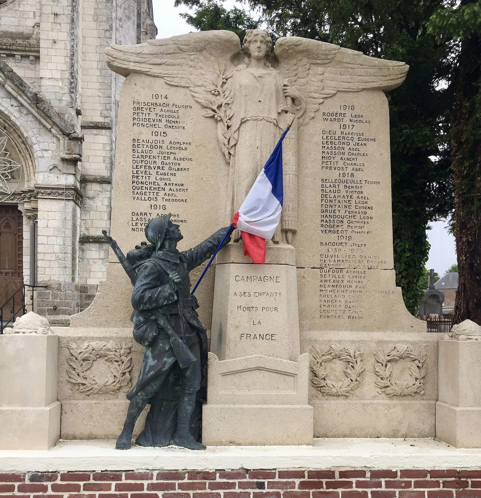 Photo showing: Campagne-les-Hesdin - Le monument aux morts.
