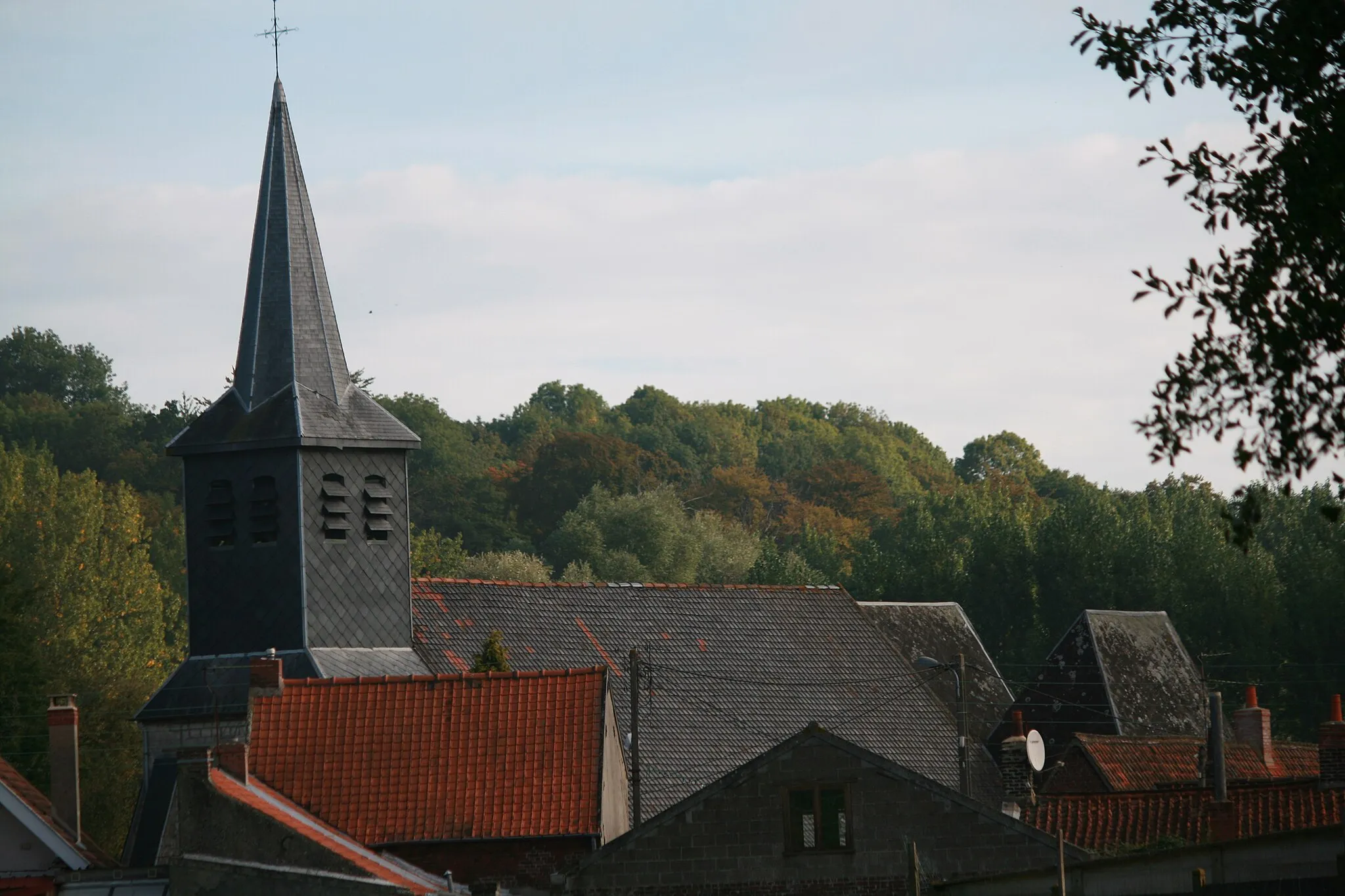Photo showing: Photo de l'église dâtant du XVeme, bâtie entièrement en pierres et chaux du pays elle est à trois nefs, sous un toit unique, prolongé par trois chapelles.