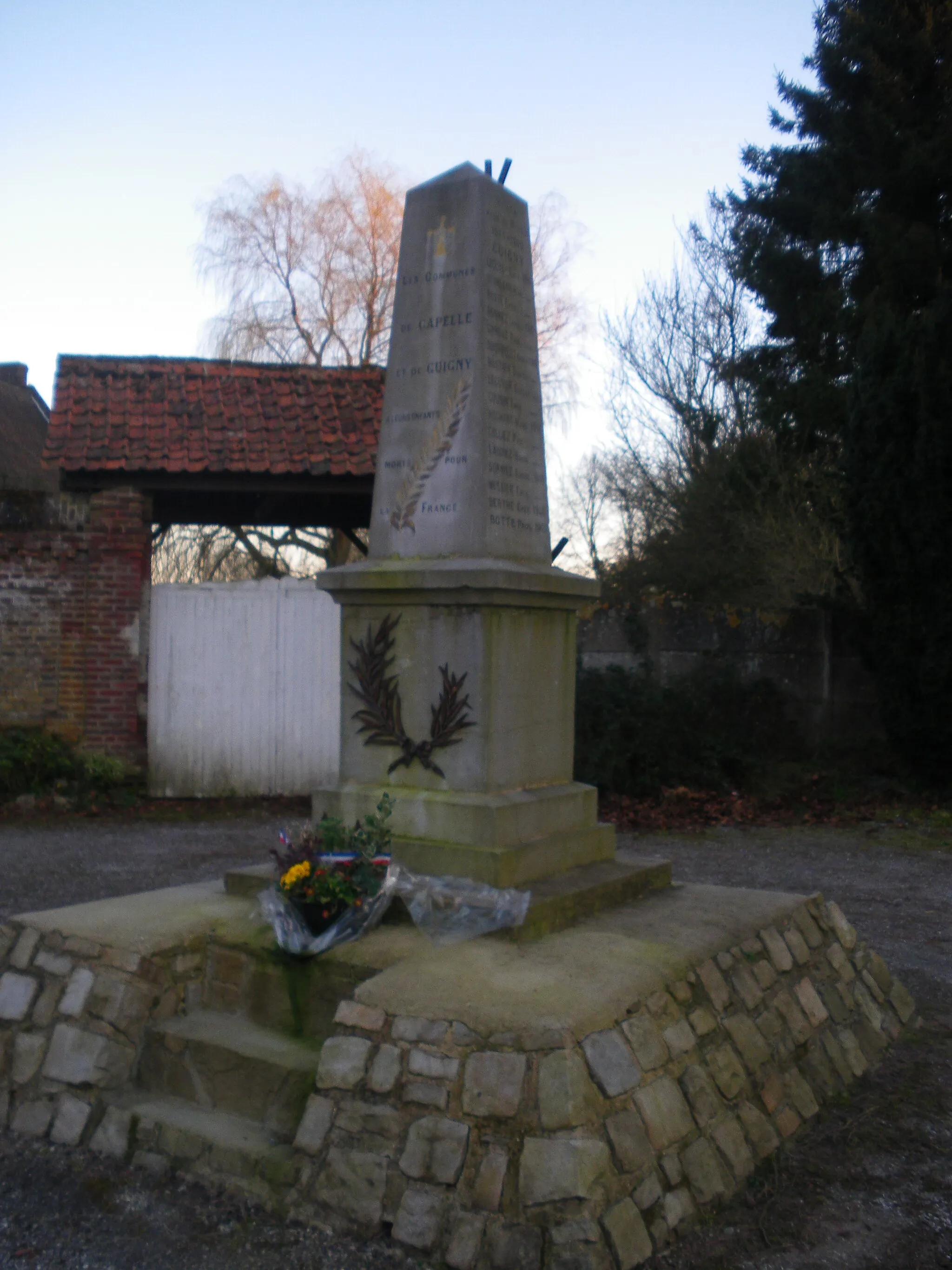 Photo showing: Vue du monument aux morts commun des communes de Capelle-lès-Hesdin et Guigny.