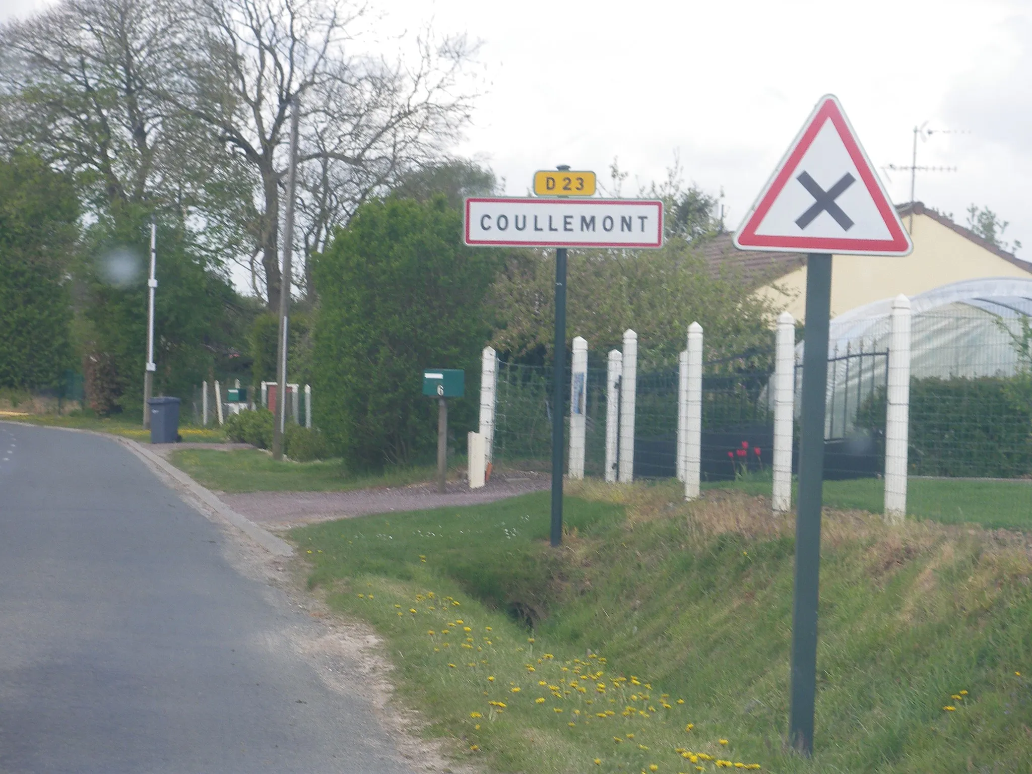 Photo showing: Vue d'une entrée de la commune de Coullemont.