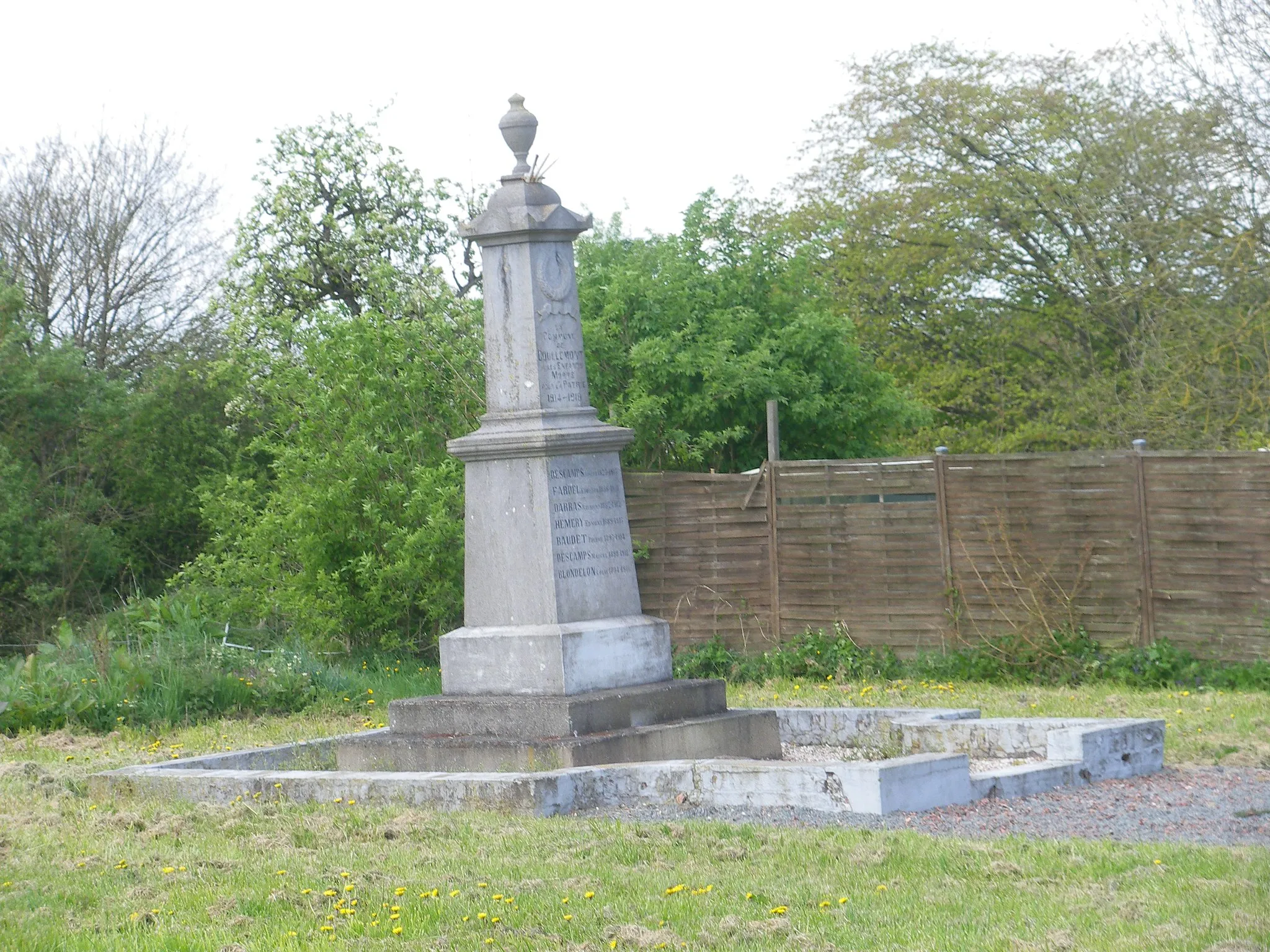 Photo showing: Vue du monument aux morts de Coullemont.