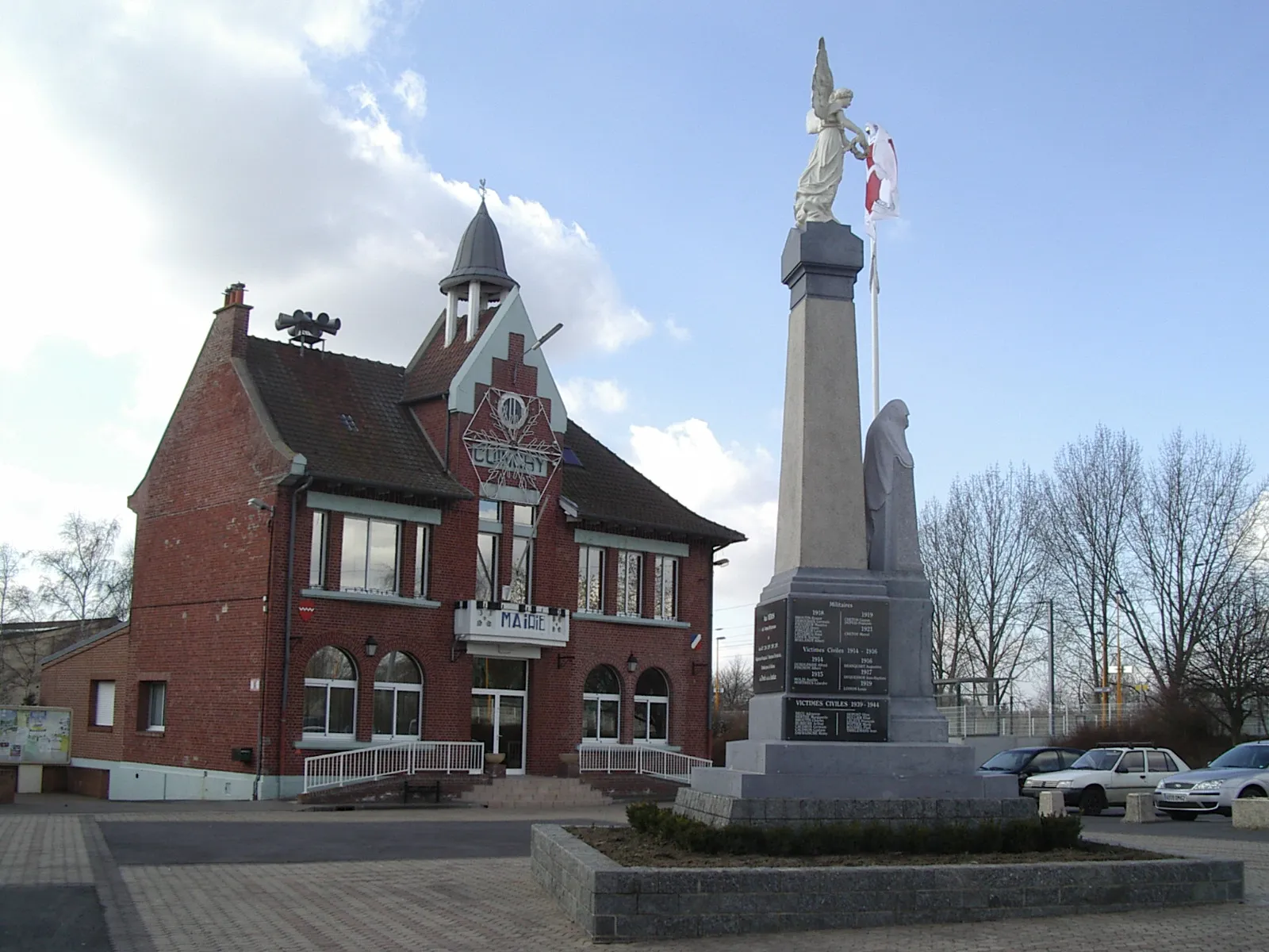 Photo showing: Mairie et monument aux morts de Cuinchy