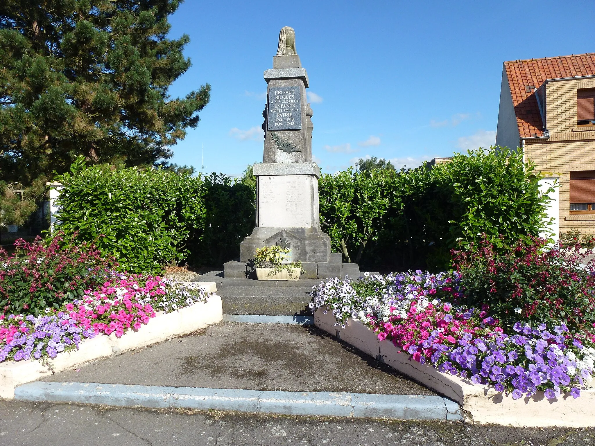 Photo showing: Helfaut (Pas-de-Calais, Fr) monument aux morts Helfaut-Bilques
