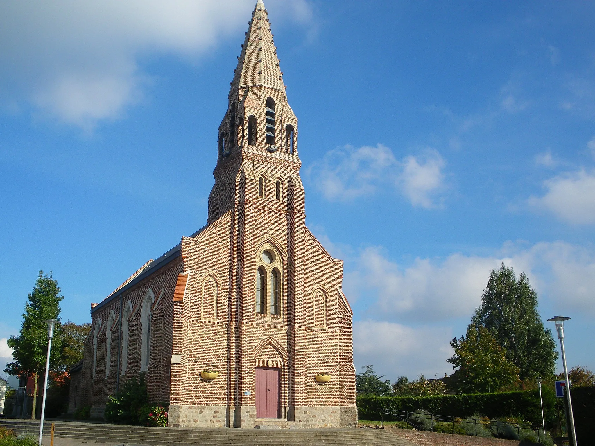 Photo showing: Vue de l'église Saint-Pierre de Drouvin-le-Marais.