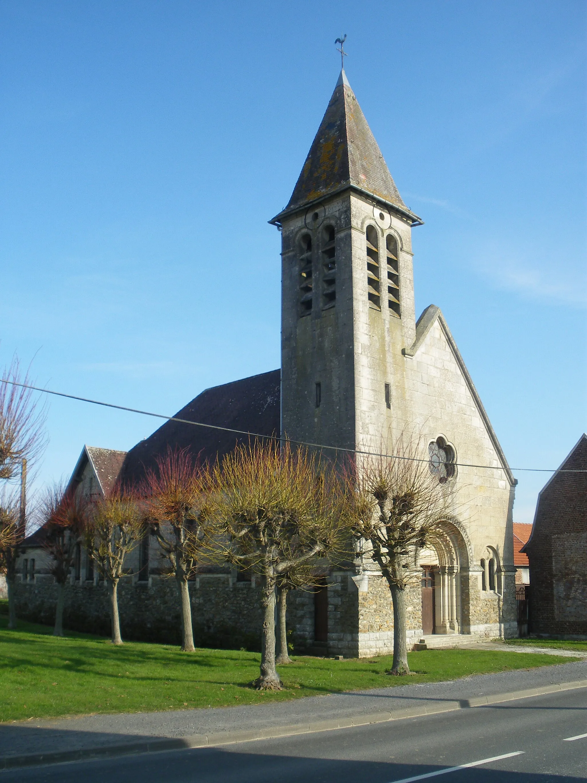 Photo showing: Vue de l'église Saint-Pierre du Sars.