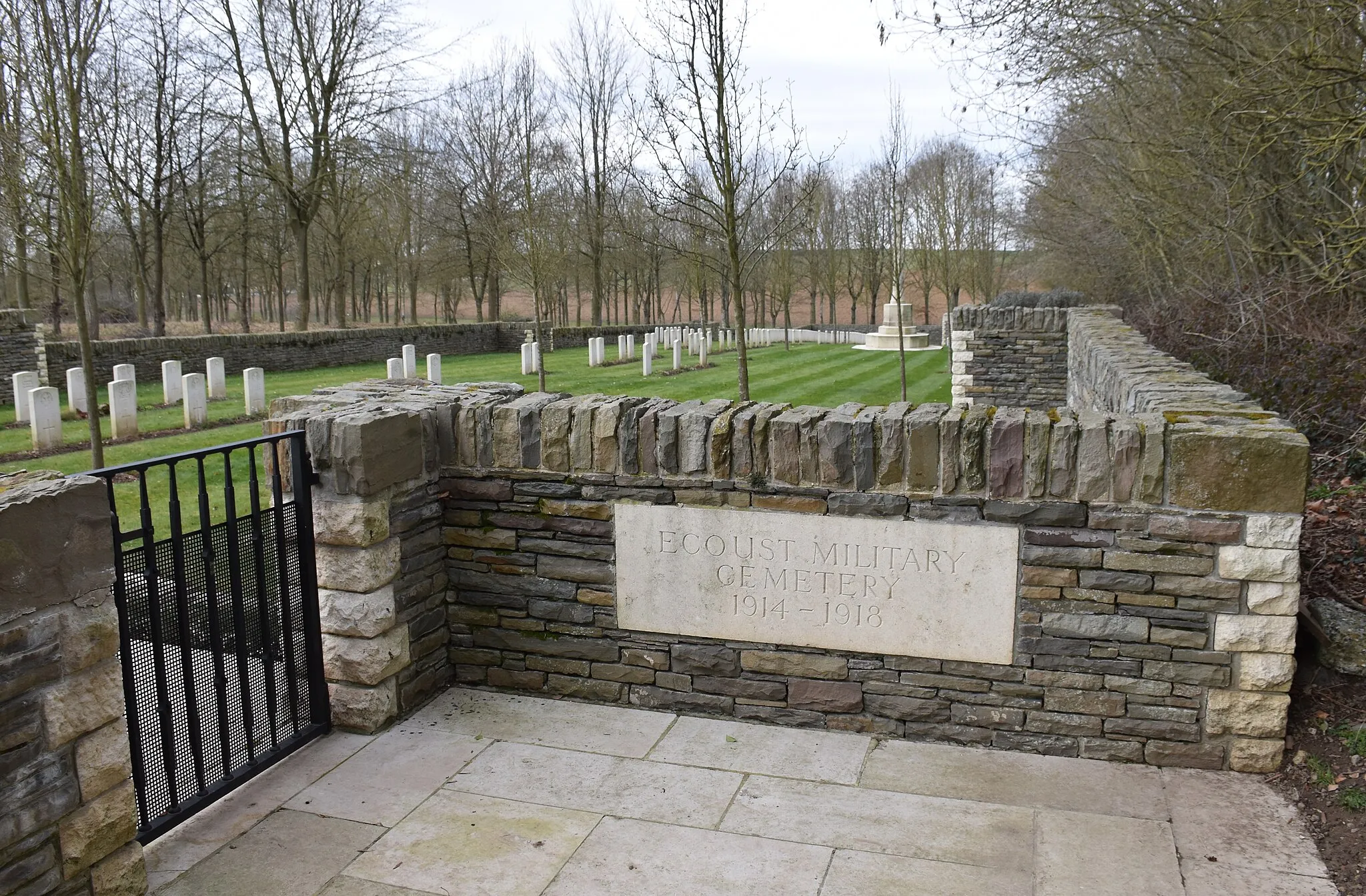 Photo showing: Ecoust Military Cemetery