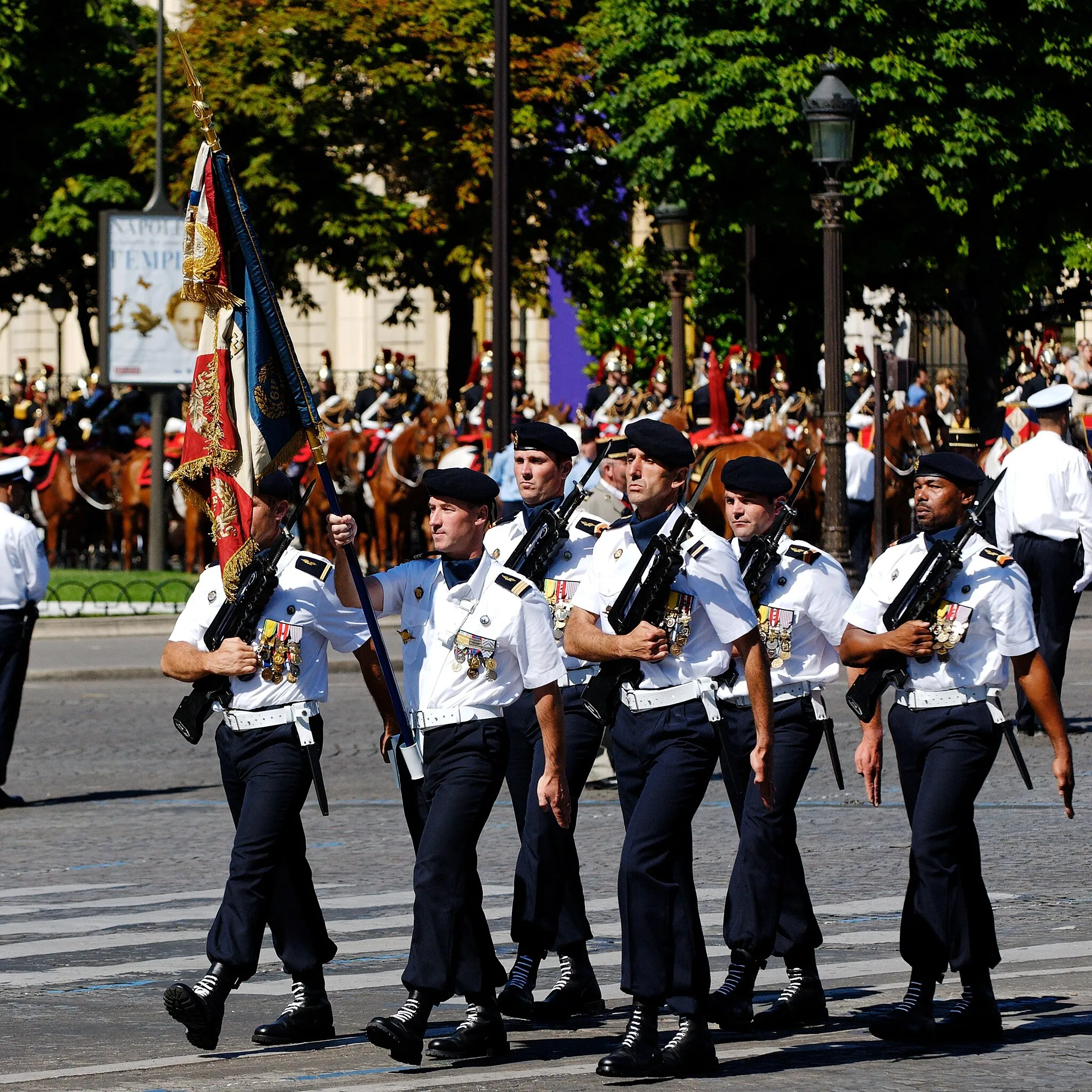 Photo showing: Colour guard of the Orléans Air Base (BA 123), Bastille Day 2008 military parade on the Champs-Élysées, Paris.